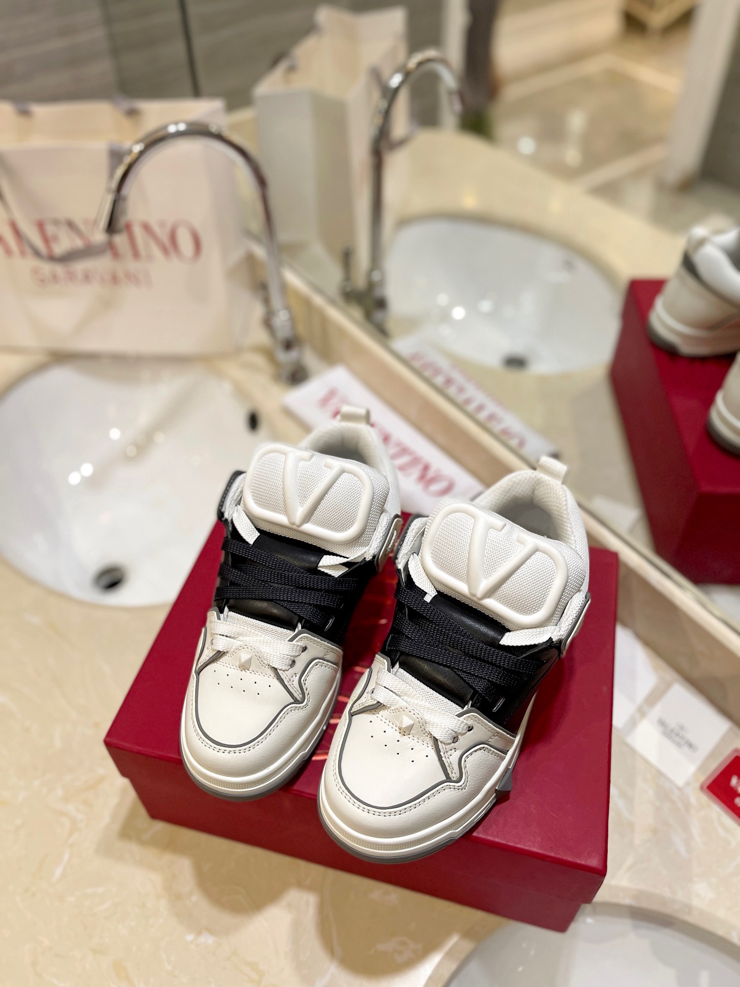 Valentino Classic Couple’s Leisure Shoes: Original Craft, High-End Product for Purchase - 图片 7