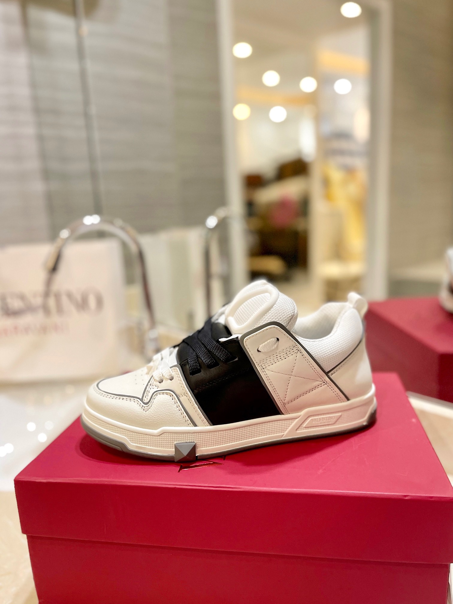 Valentino Classic Couple’s Leisure Shoes: Original Craft, High-End Product for Purchase - 图片 1