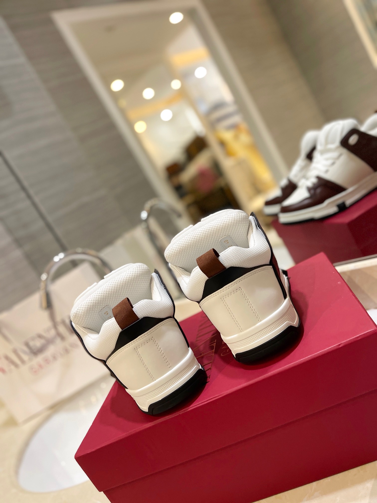 Valentino P950: Classic Couple’s Sports Leisure Shoes, High-End Craftsmanship, Colorful and Romantic Design - 图片 9