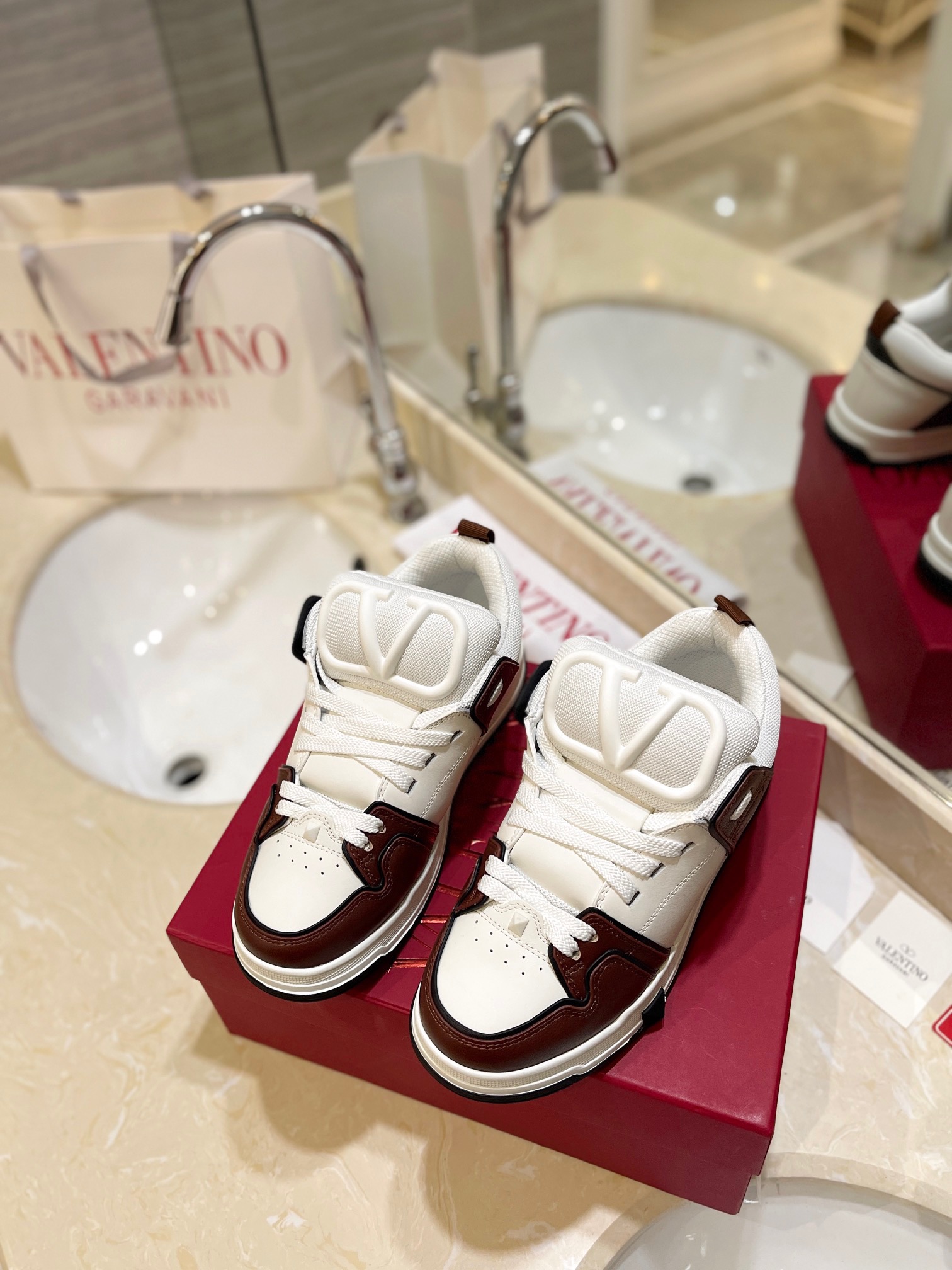 Valentino P950: Classic Couple’s Sports Leisure Shoes, High-End Craftsmanship, Colorful and Romantic Design - 图片 1