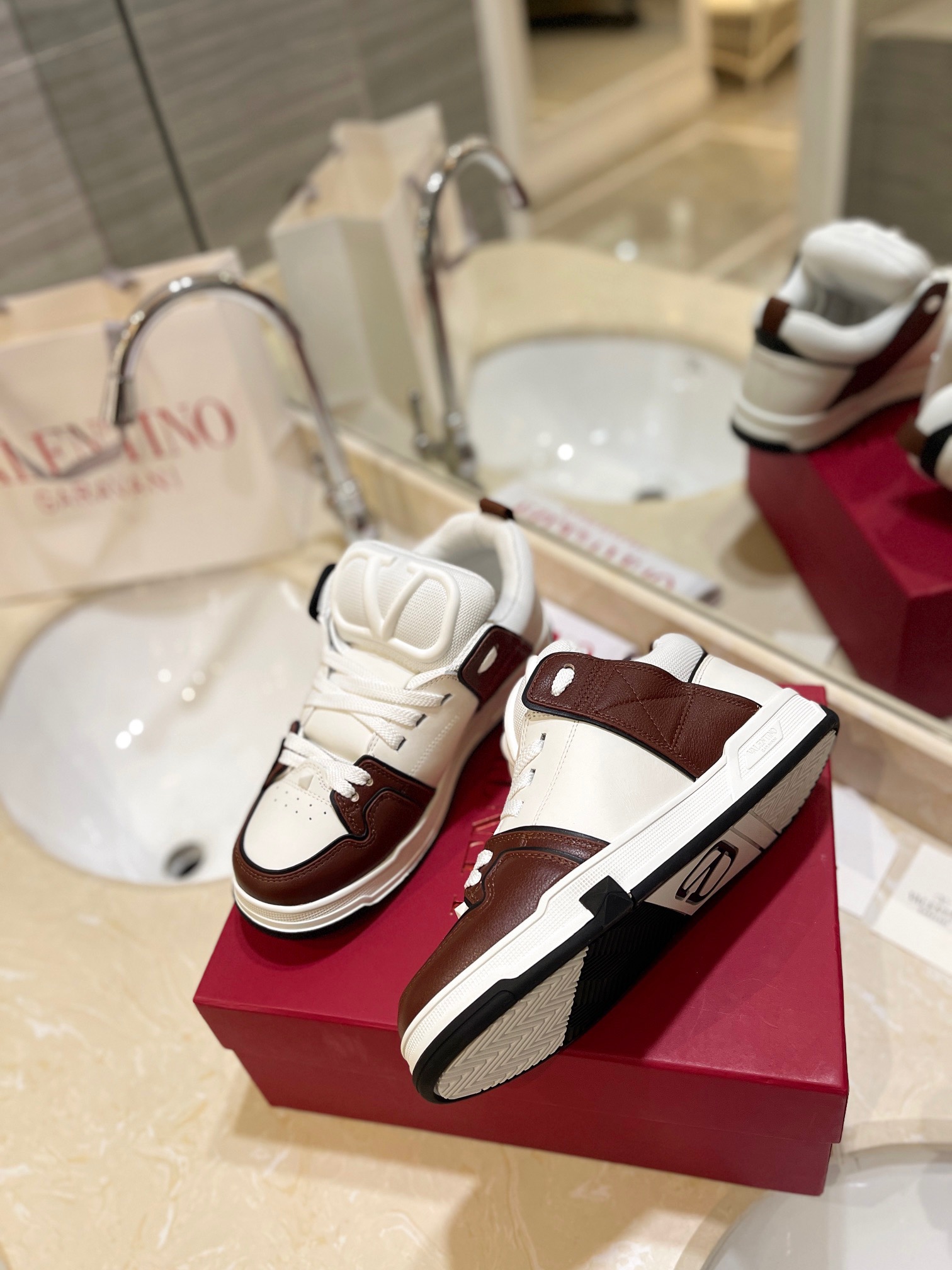 Valentino P950: Classic Couple’s Sports Leisure Shoes, High-End Craftsmanship, Colorful and Romantic Design - 图片 8