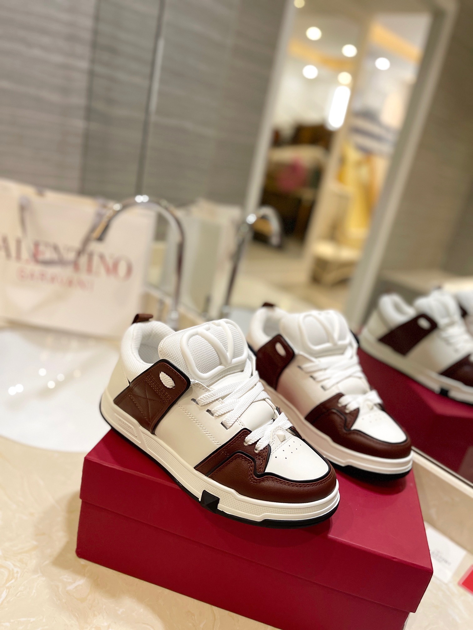 Valentino P950: Classic Couple’s Sports Leisure Shoes, High-End Craftsmanship, Colorful and Romantic Design - 图片 7