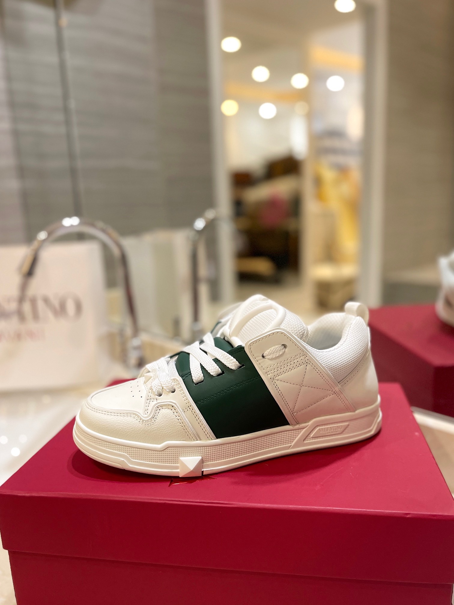 Valentino P950: Classic Couple’s Leisure Shoes with Original Craft and High-End Design - 图片 8
