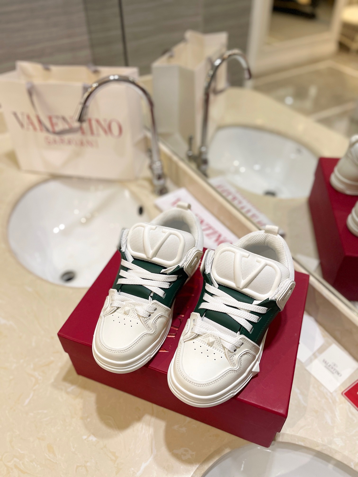 Valentino P950: Classic Couple’s Leisure Shoes with Original Craft and High-End Design - 图片 3