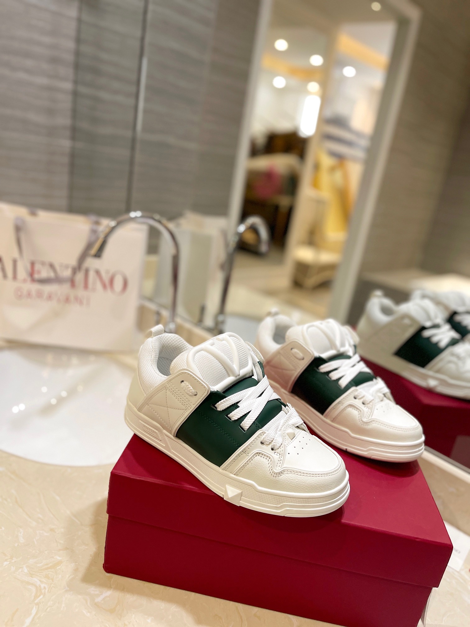 Valentino P950: Classic Couple’s Leisure Shoes with Original Craft and High-End Design - 图片 1