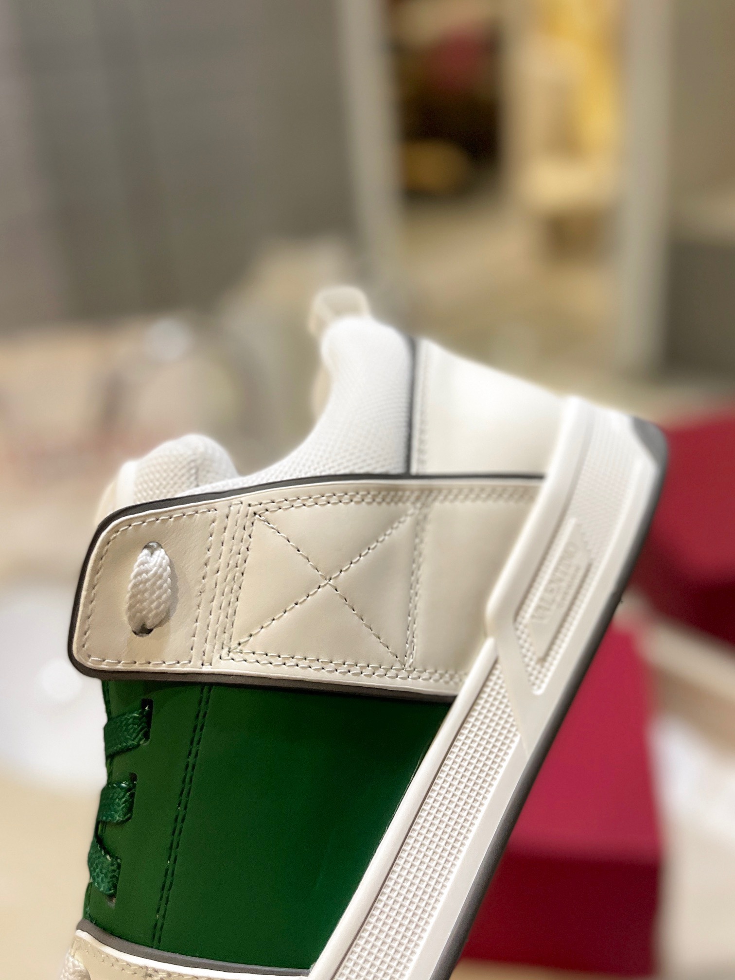 Valentino P950: Classic Couple’s Leisure Shoes with Original Craft and High-End Design - 图片 9
