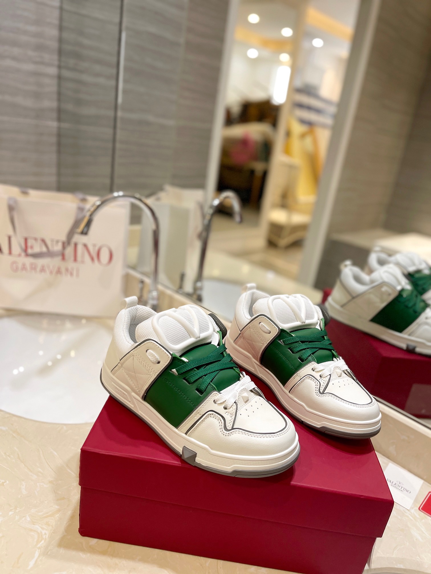 Valentino P950: Classic Couple’s Leisure Shoes with Original Craft and High-End Design - 图片 7