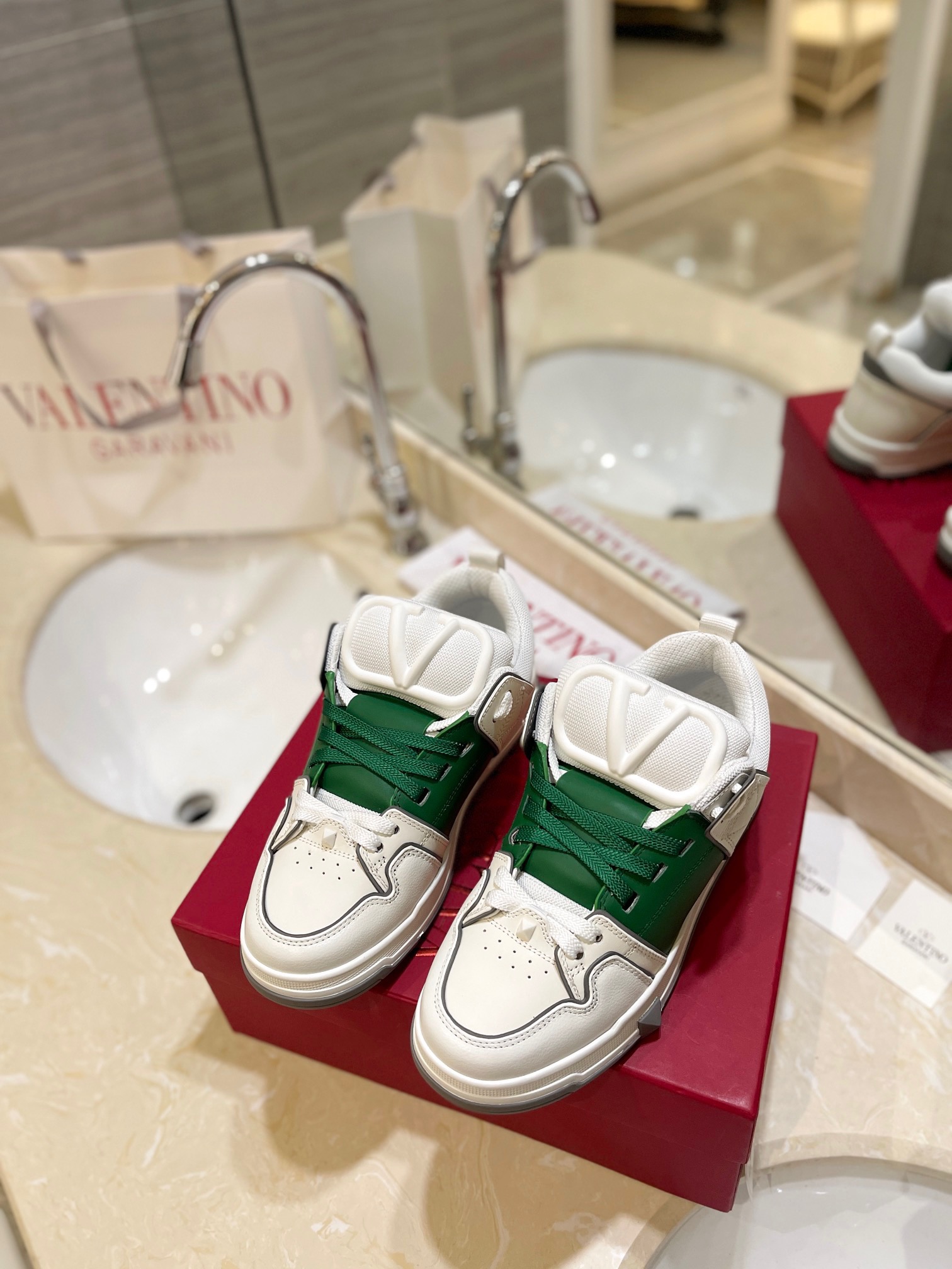 Valentino P950: Classic Couple’s Leisure Shoes with Original Craft and High-End Design - 图片 1