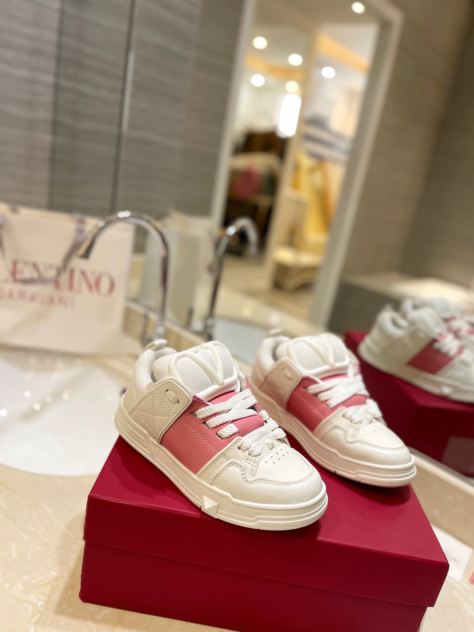 Valentino P950: Classic Couple’s Leisure Shoes with Original Craft and High-End Design - 图片 7
