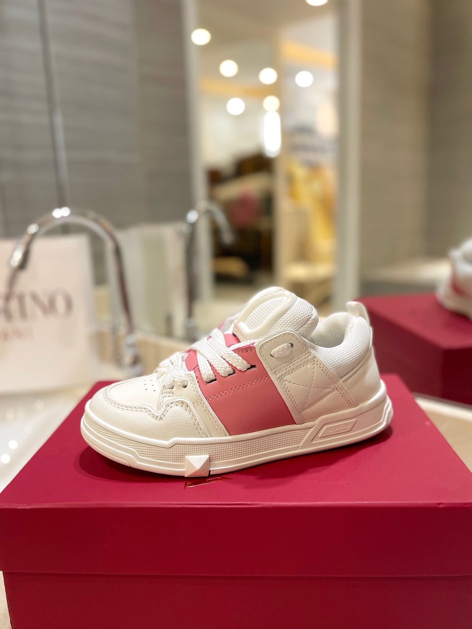 Valentino P950: Classic Couple’s Leisure Shoes with Original Craft and High-End Design - 图片 8