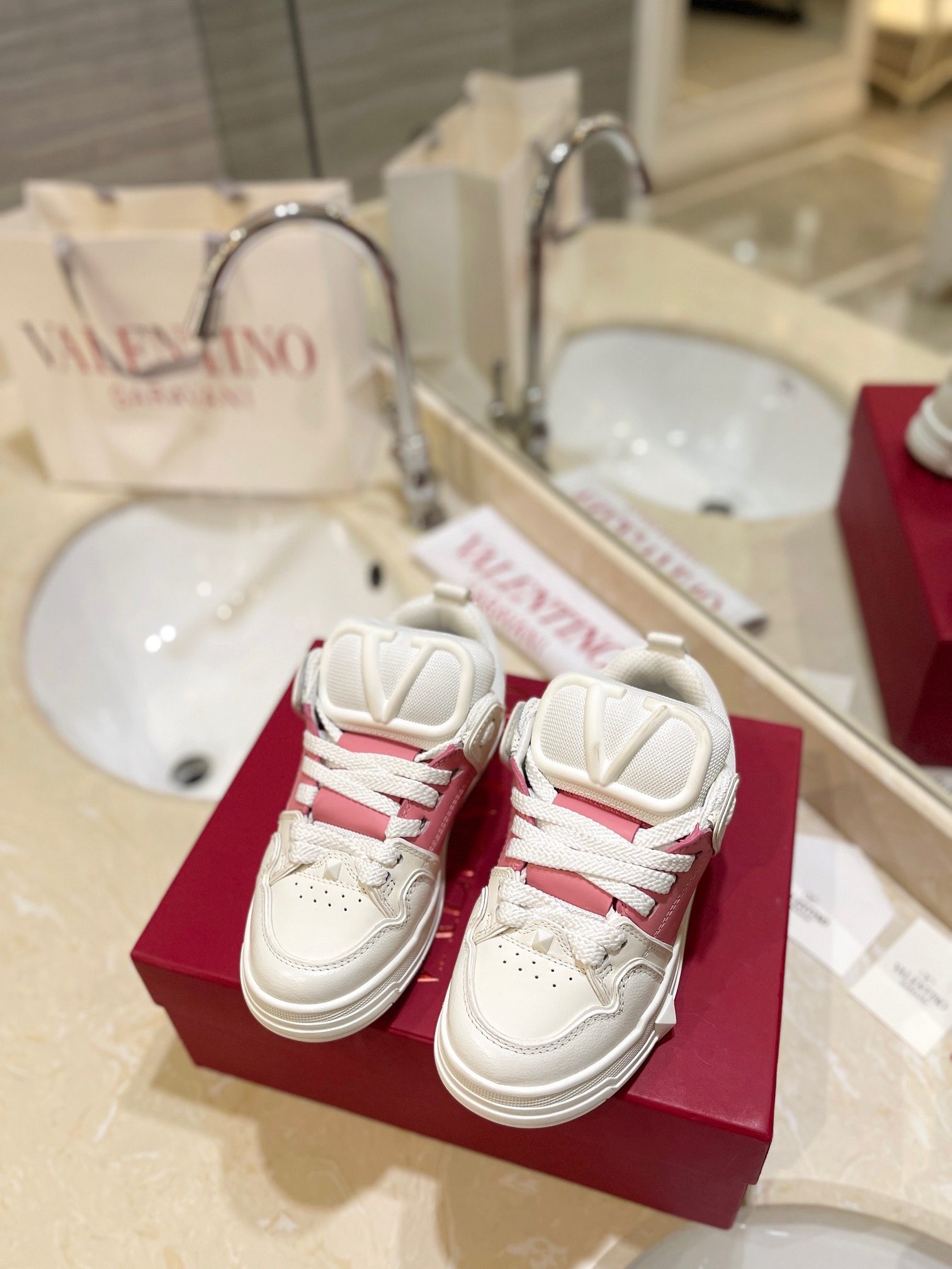 Valentino P950: Classic Couple’s Leisure Shoes with Original Craft and High-End Design