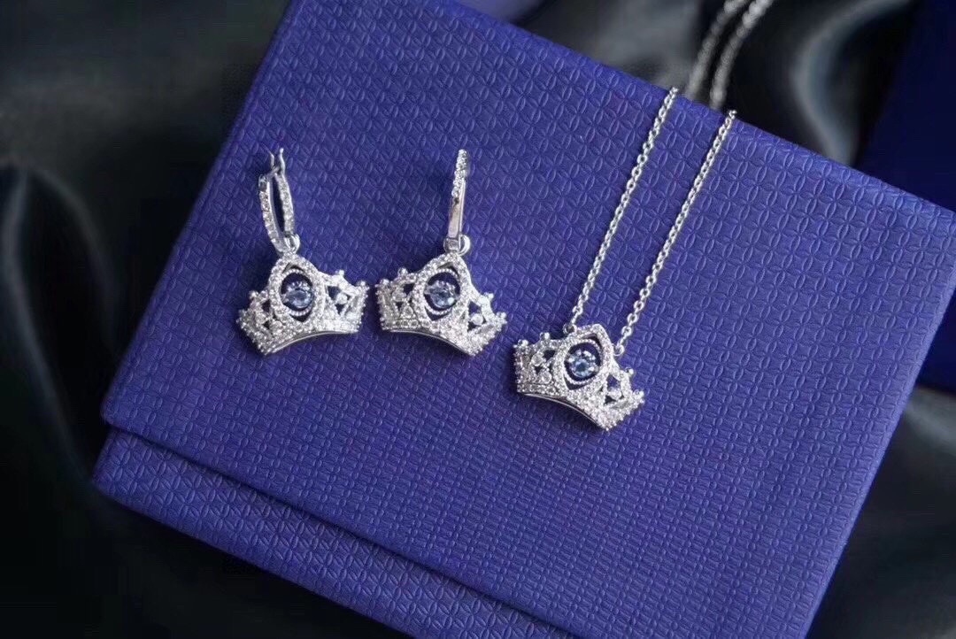  Swarovski 梦幻红钻心跳 皇冠 套装

向挚爱表达心意，让她感到备受宠爱，密镶仿水晶的皇冠内镶