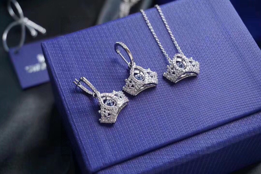  Swarovski 梦幻红钻心跳 皇冠 套装

向挚爱表达心意，让她感到备受宠爱，密镶仿水晶的皇冠内镶