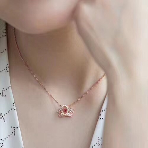  Swarovski 梦幻红钻心跳 皇冠 套装

向挚爱表达心意，让她感到备受宠爱，密镶仿水晶的皇冠内镶