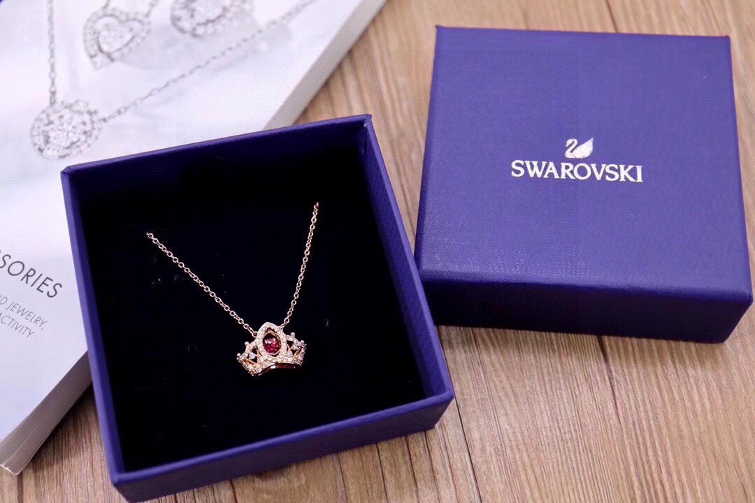  Swarovski 梦幻红钻心跳 皇冠 套装

向挚爱表达心意，让她感到备受宠爱，密镶仿水晶的皇冠内镶