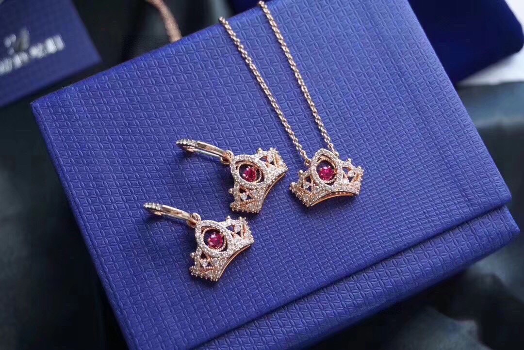  Swarovski 梦幻红钻心跳 皇冠 套装

向挚爱表达心意，让她感到备受宠爱，密镶仿水晶的皇冠内镶