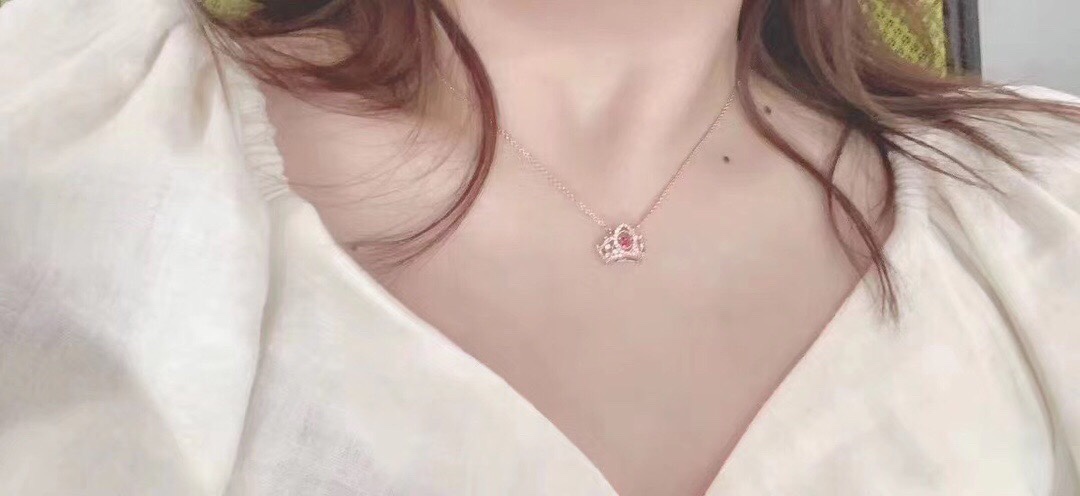  Swarovski 梦幻红钻心跳 皇冠 套装

向挚爱表达心意，让她感到备受宠爱，密镶仿水晶的皇冠内镶