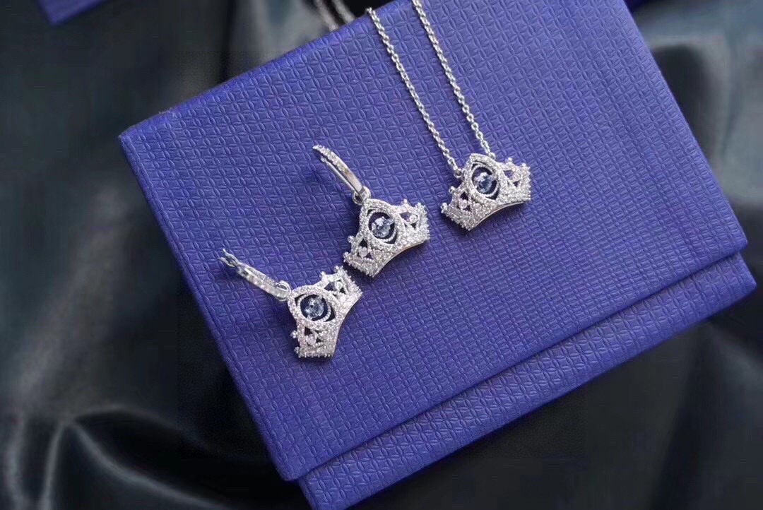  Swarovski 梦幻红钻心跳 皇冠 套装

向挚爱表达心意，让她感到备受宠爱，密镶仿水晶的皇冠内镶