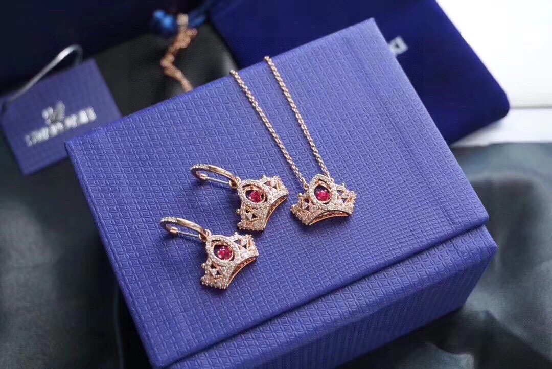  Swarovski 梦幻红钻心跳 皇冠 套装

向挚爱表达心意，让她感到备受宠爱，密镶仿水晶的皇冠内镶