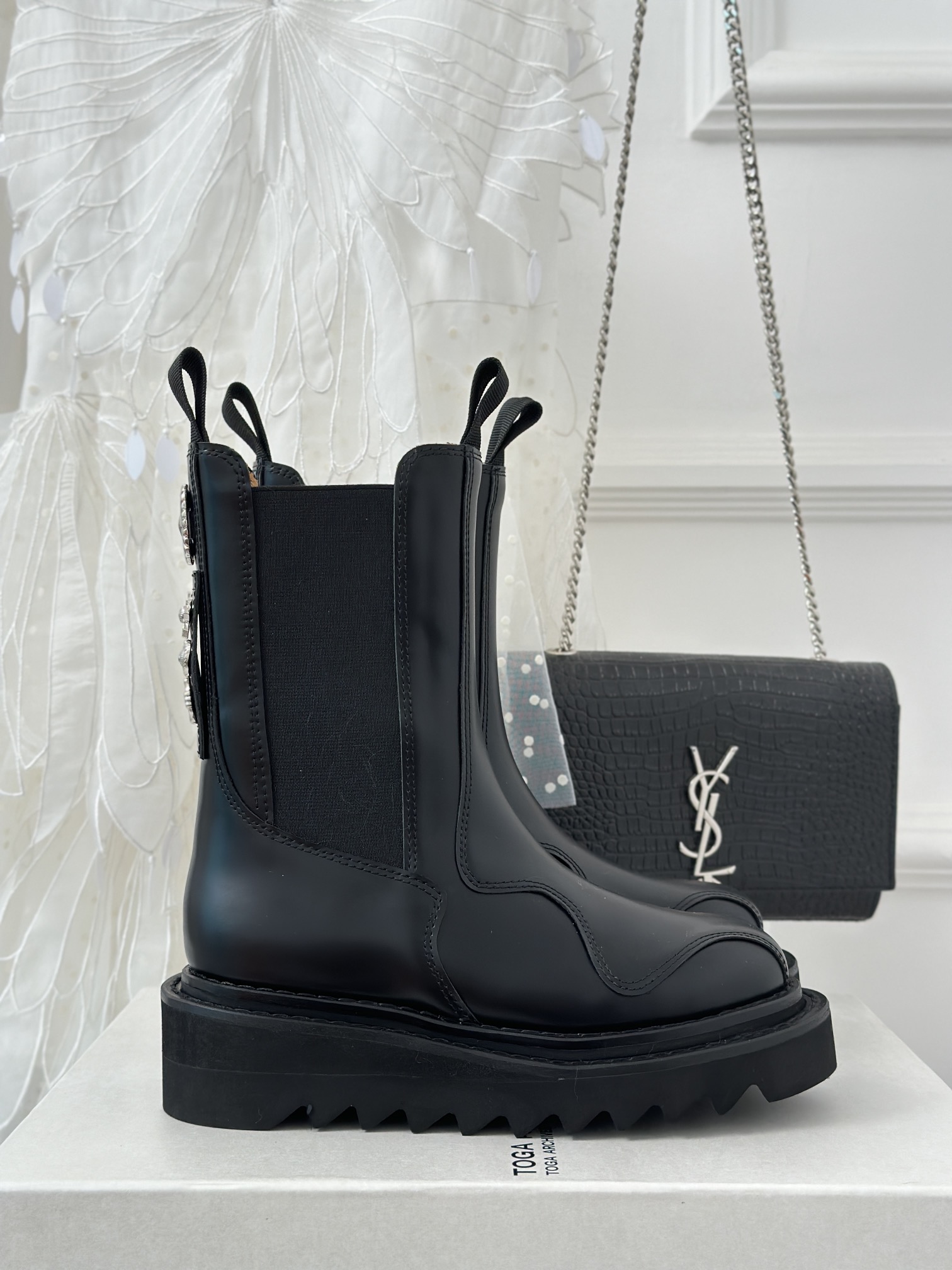 P-875 Short Boots: Classic Chelsea design with retro metal badge for fashion-forward style.