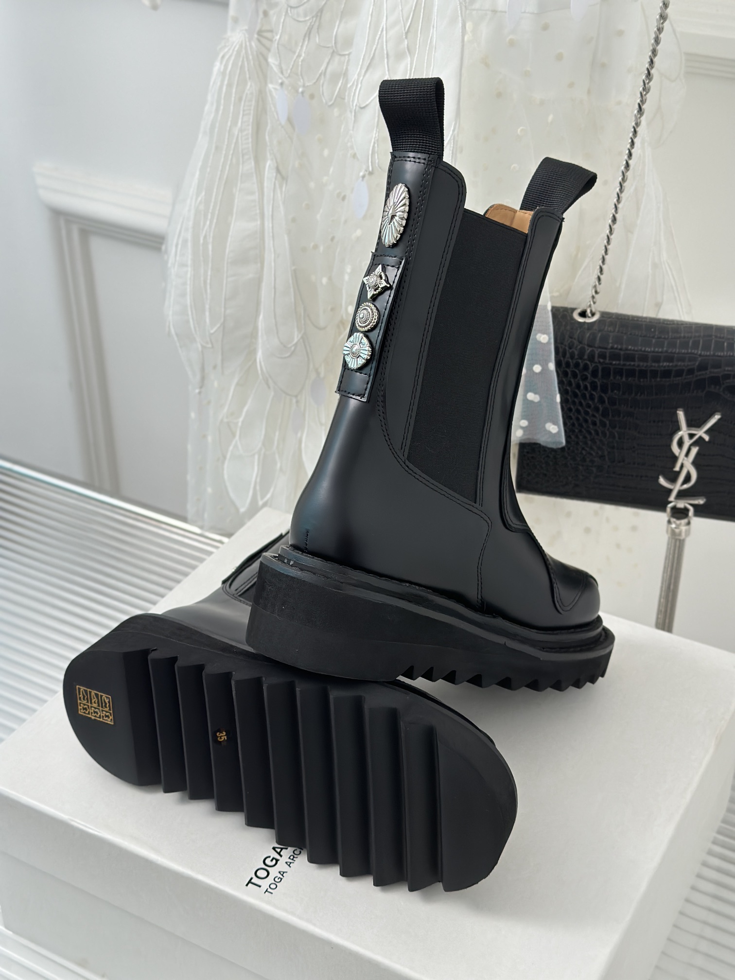 P-875 Short Boots: Classic Chelsea design with retro metal badge for fashion-forward style. - 图片 9