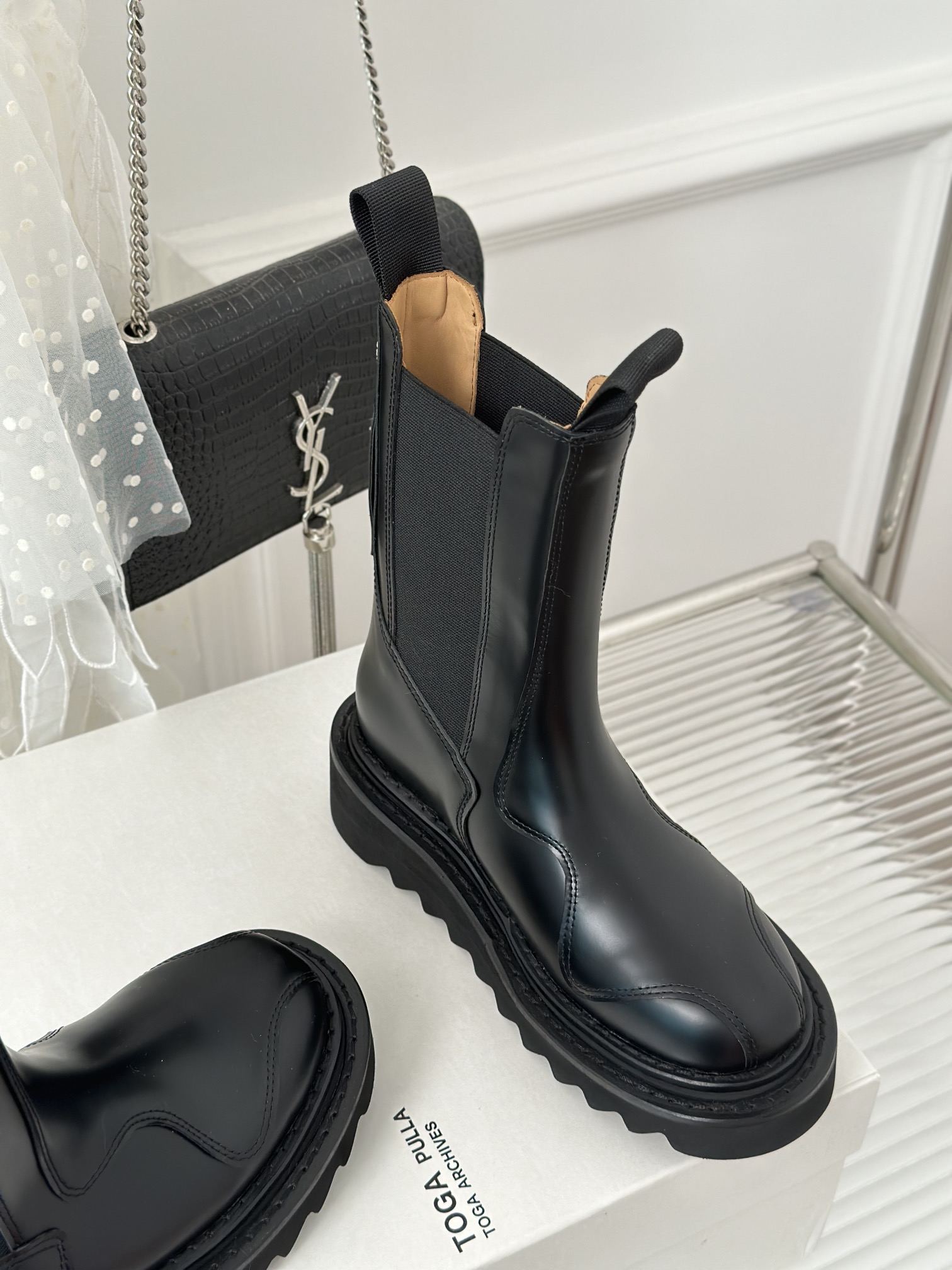 P-875 Short Boots: Classic Chelsea design with retro metal badge for fashion-forward style. - 图片 5