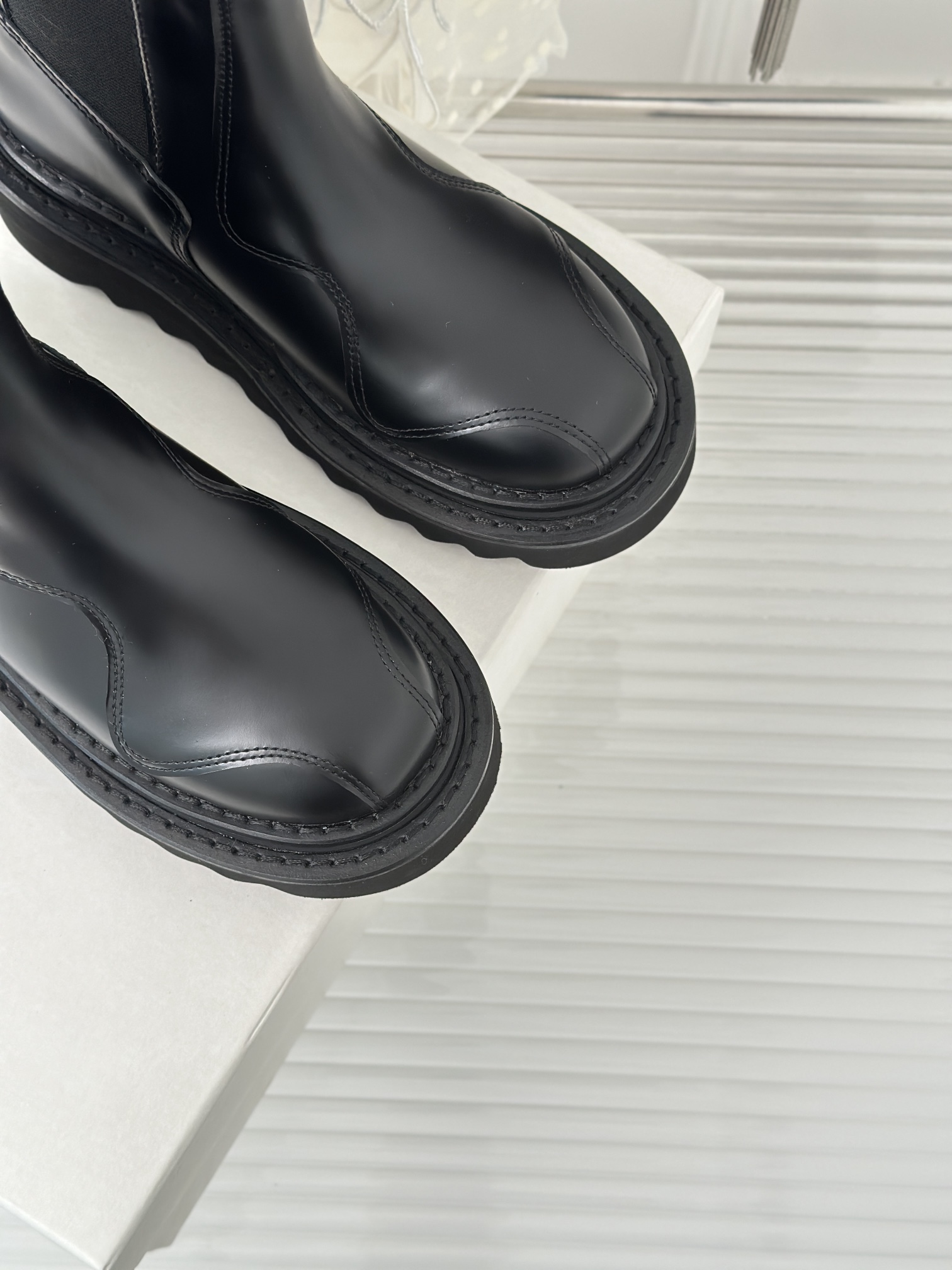 P-875 Short Boots: Classic Chelsea design with retro metal badge for fashion-forward style. - 图片 8