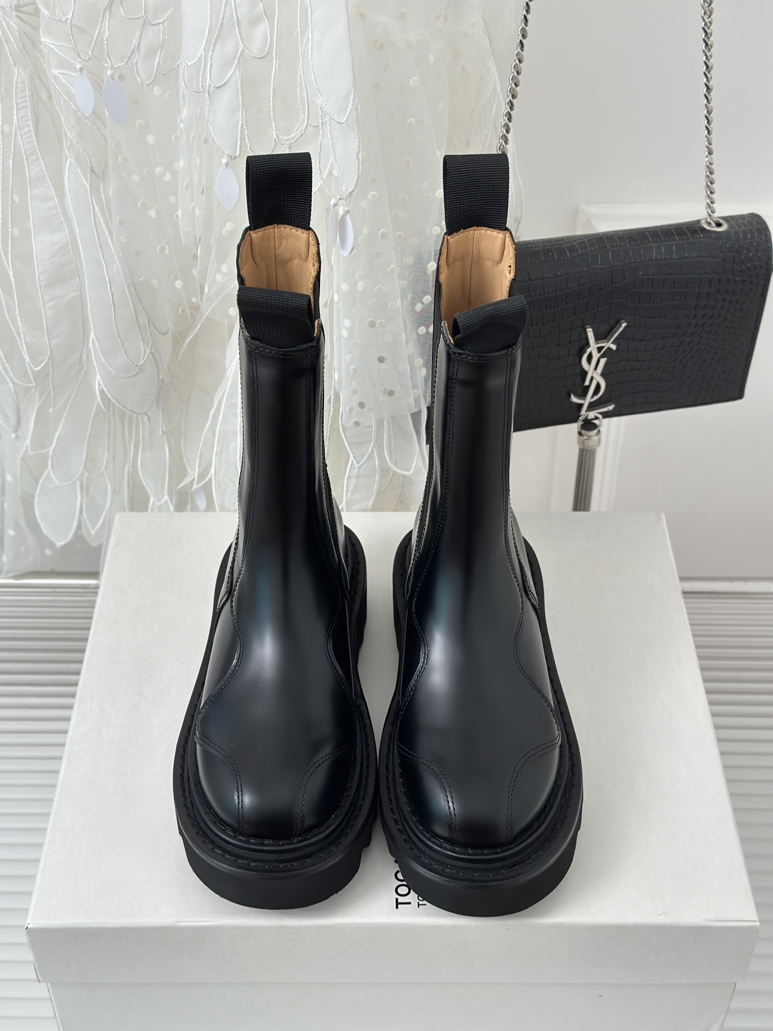 P-875 Short Boots: Classic Chelsea design with retro metal badge for fashion-forward style. - 图片 4