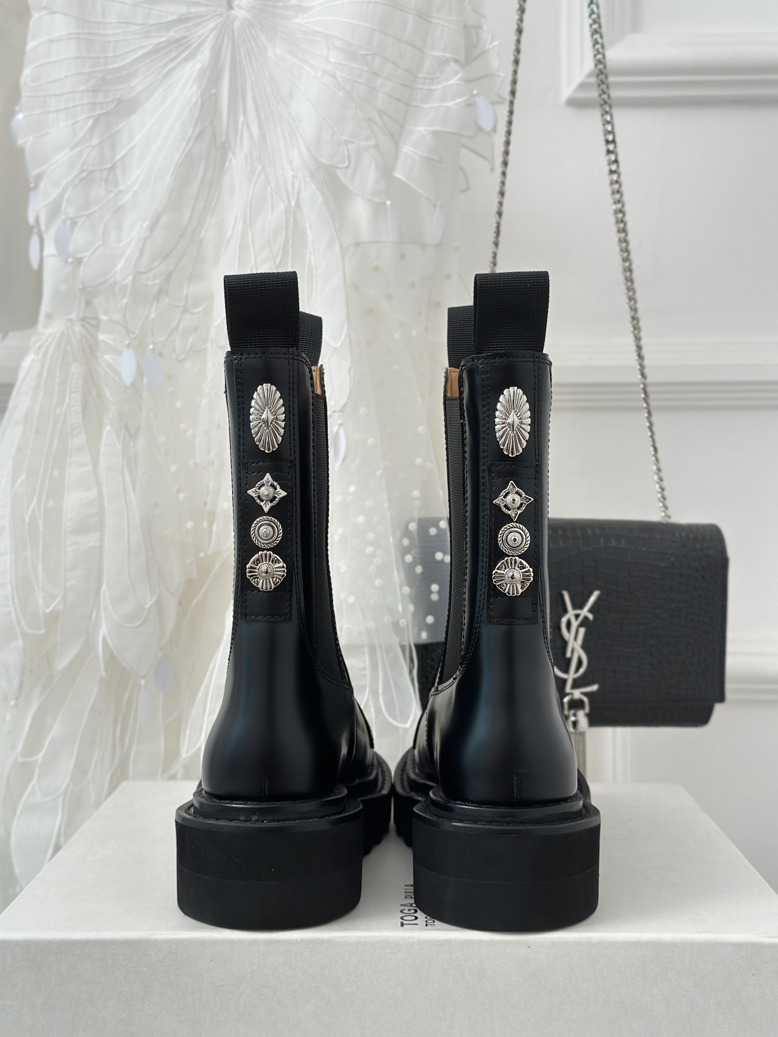 P-875 Short Boots: Classic Chelsea design with retro metal badge for fashion-forward style. - 图片 7