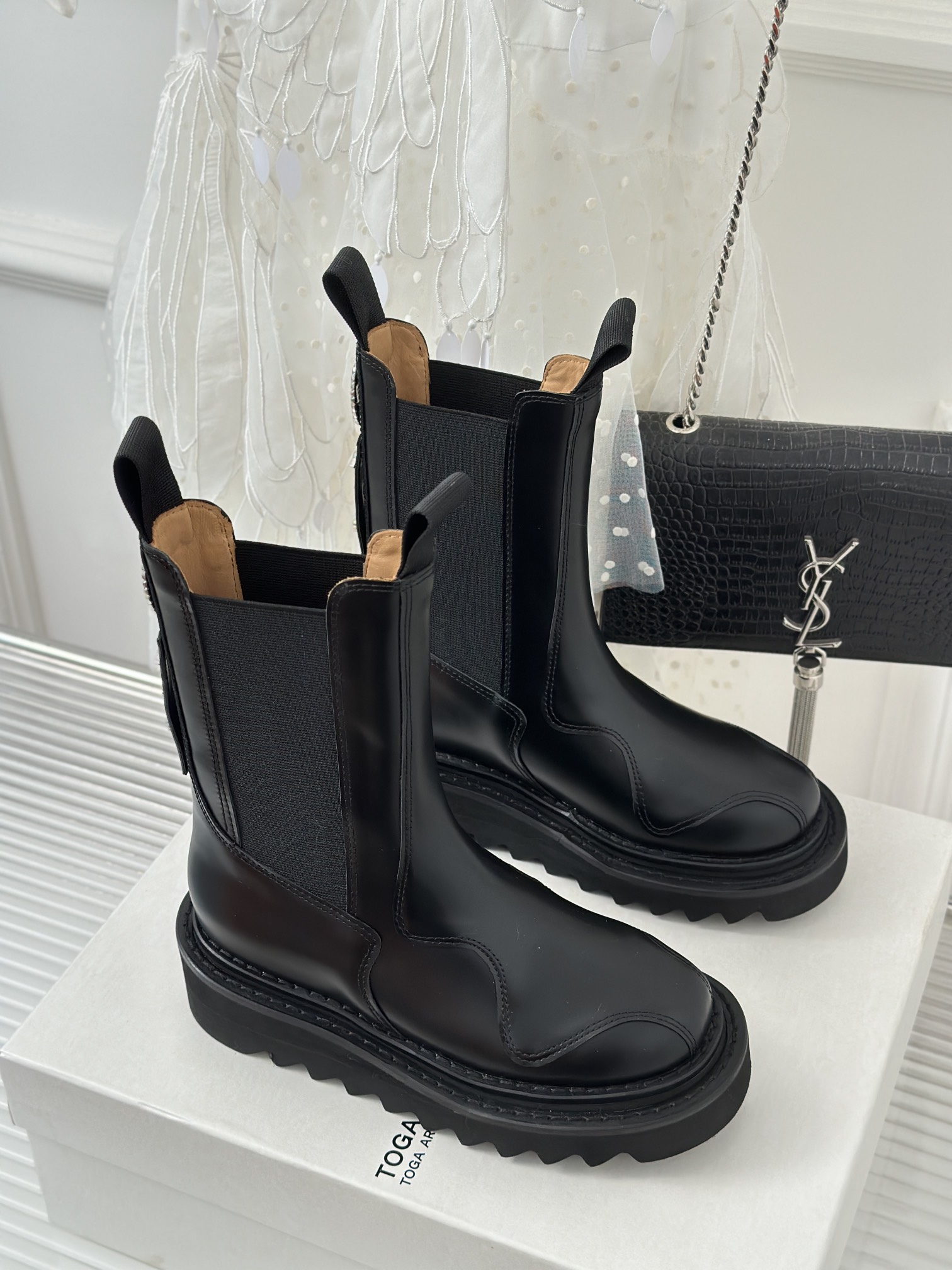 P-875 Short Boots: Classic Chelsea design with retro metal badge for fashion-forward style. - 图片 3