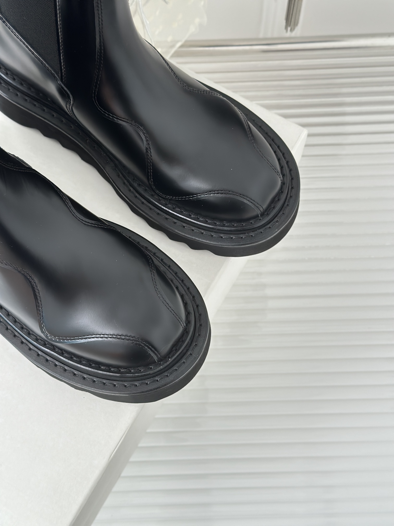P-875 Short Boots: Retro Chelsea Design with Metal Badge, Stylish and Height-Boosting. - 图片 8