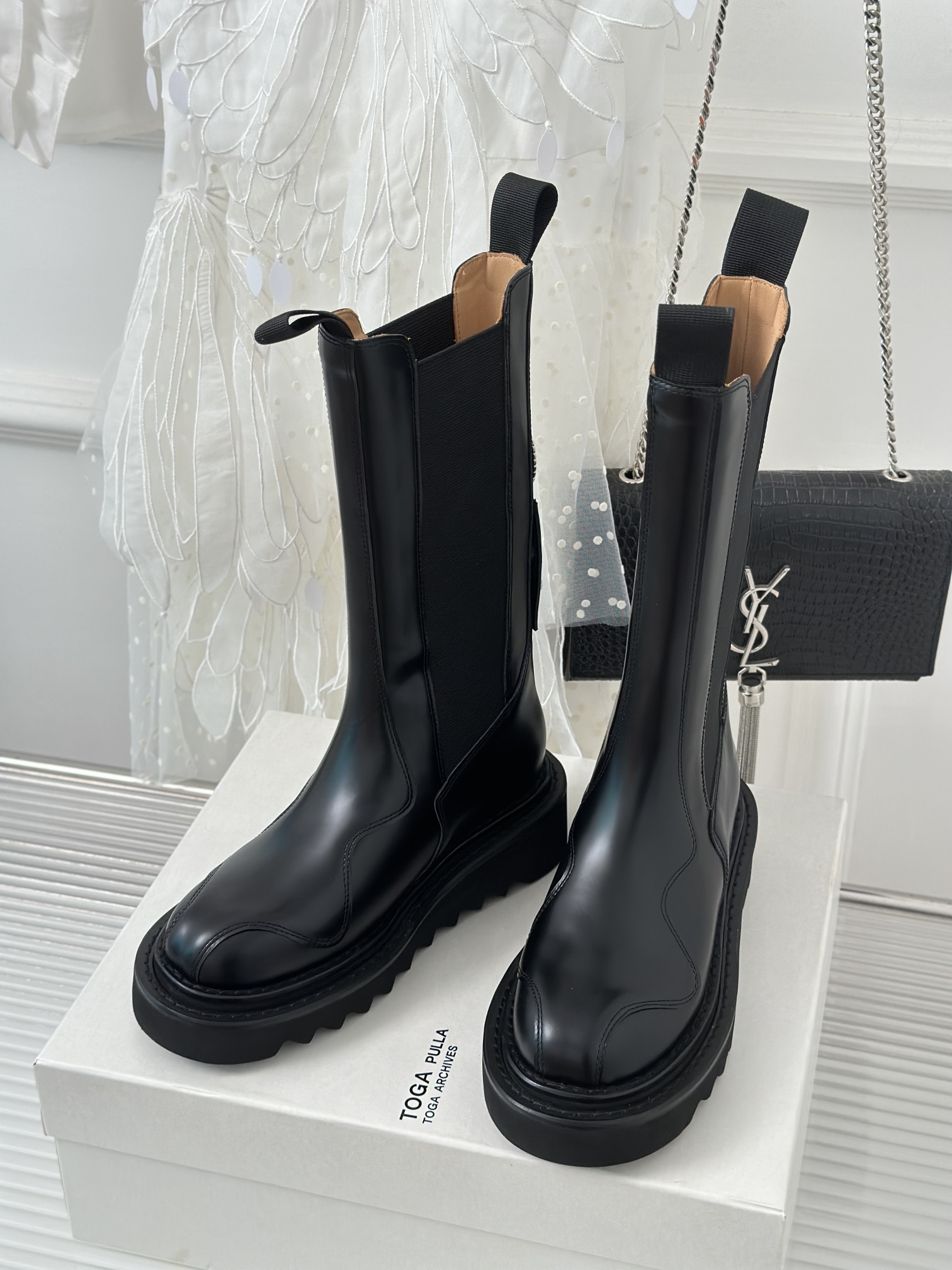 P-875 Short Boots: Retro Chelsea Design with Metal Badge, Stylish and Height-Boosting. - 图片 2