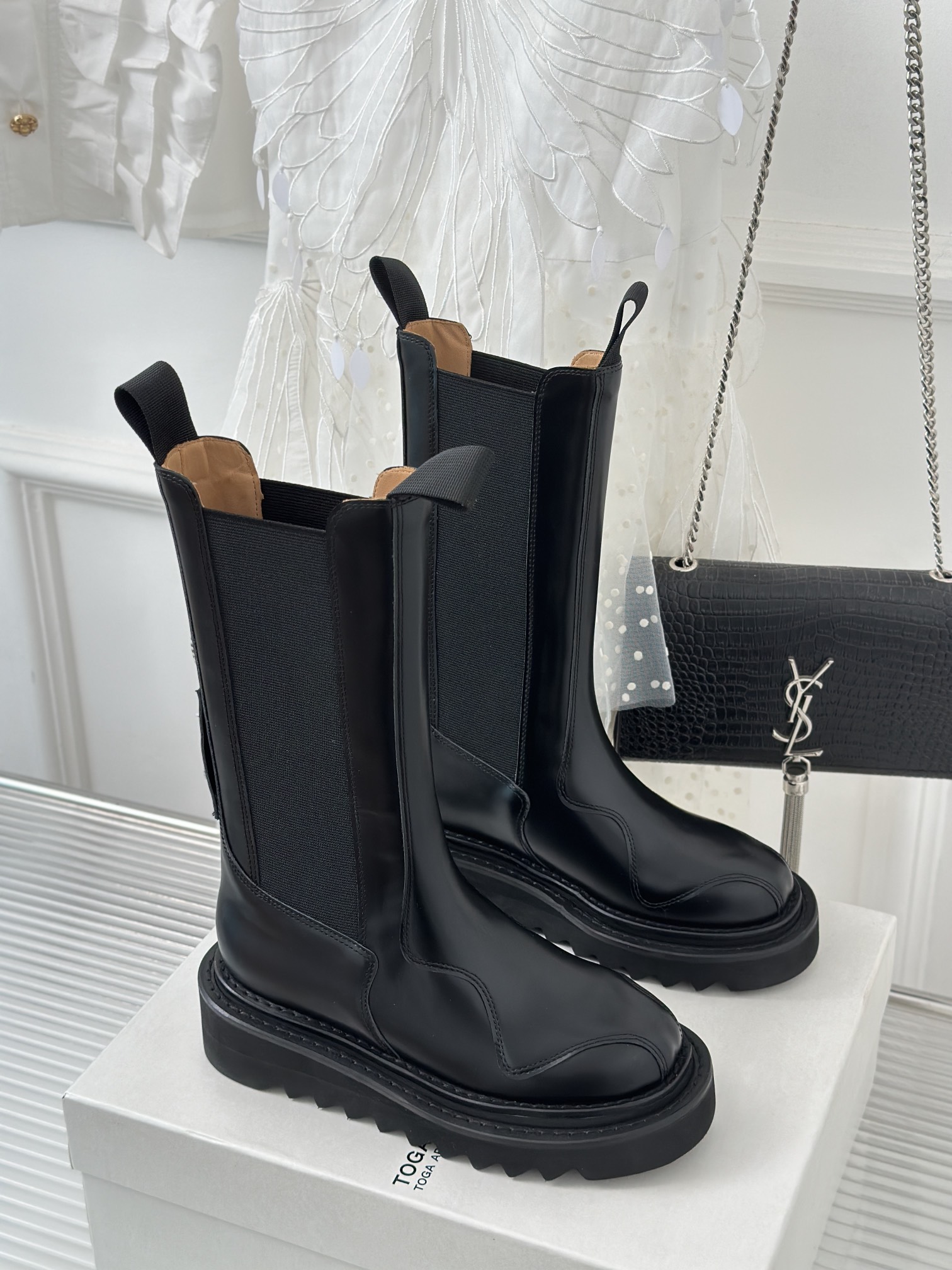 P-875 Short Boots: Retro Chelsea Design with Metal Badge, Stylish and Height-Boosting. - 图片 3
