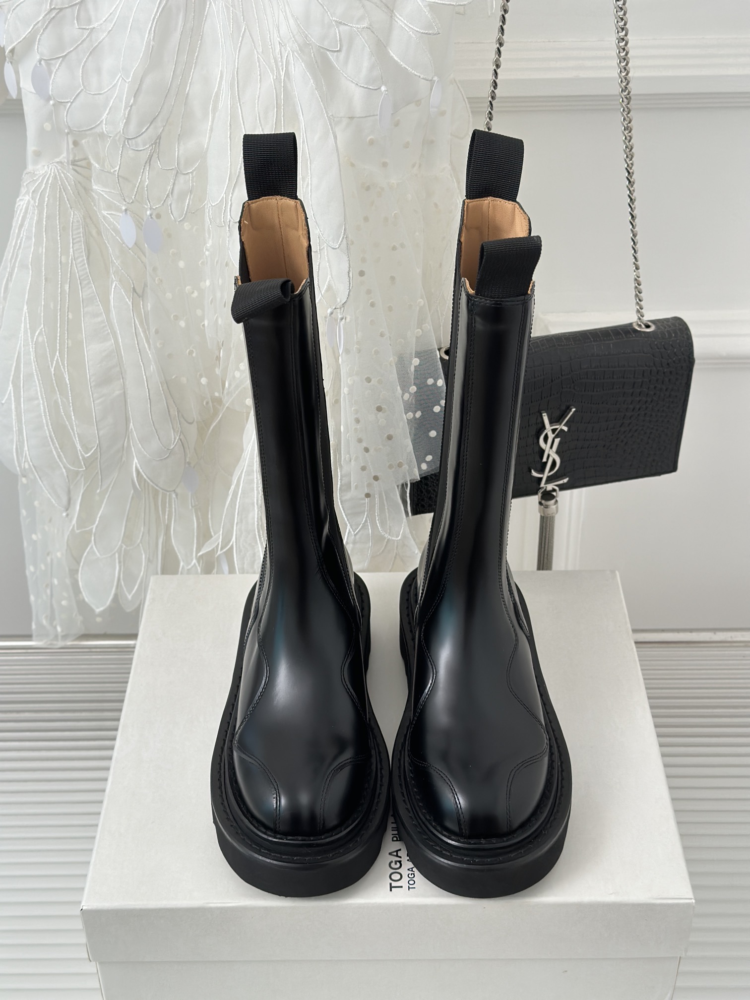 P-875 Short Boots: Retro Chelsea Design with Metal Badge, Stylish and Height-Boosting. - 图片 4