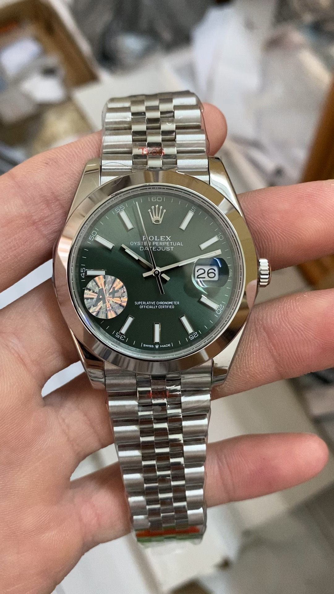 A+ Factory // Yichang Mint Green 41mt Log תמונות אמיתיות מה שאתה רואה זה מה שאתה מקבל A+ Factory (POST TEXT PORTROUTING SERVERING: YICHANG) קל לחיפוש! A+ Factory // Yichang Log Log Model 41 מודל מלא של דגם מלא! התבנית המקורית נעשית בזה אחר זה, הרכיבים מועתקים בזה אחר זה בהתאם למקור, וניתן להחליף את האביזרים עם המקור. שעון אחד, כרטיס אחד, קוד אחד (1) המותאם באופן בלעדי 3235 תנועה משולבת, אחסון אנרגיה קינטית אמיתית עד 72 שעות, יציבות מצוינת! גם אם אינך יודע שאתה צריך רק לסובב את השעון באופן ידני פעם אחת, בתוספת אחסון עזרה ללבוש יומי, אתה כמעט צריך להסיר את השעון ואז ללבוש אותו לפני שאתה לובש אותו. (2) מקרה: 41 מ"מ, עובי 11.7 מ"מ זהה כמעט למארז המקורי, המשולב בצבע אמצע שכבתי, כיסוי תחתון בורג וכתר מפותל; המקרה, הופך אטום יותר למים. כל הדגמים של מונים סינכרוניים יכולים לבחור [מבנה צמצם] [מבנה טבעת שיניים] כדי להתאים! (3) חיוג: התאם את הצבע אחד אחד כדי להשיג הפרש צבע אפס, ללטש את מסמר הגופן, עליון שוויצרי סופר חזק כחול זוהר, הצללה עדינה, התאמת צבע; ) משטח מראה: קריסטל כחול אנטי-סקרט, קמור אנטי-רפלקטיבי וחלון לוח שנה מוגדל שקוף עם סרט כחול, שקוף. (5) רצועת צפייה: שחזור אחד לאחד, ניתן להחליף עם מוצרים אמיתיים! זמין להתאמה: [(1) סוג זיכרון, קישור שרשרת חמש שורות (5 חרוזים חגורה רופפת)] [(2) פלדת צדפות, צדפות, קישור שרשרת שלוש רשתות (3 חרוז מצויד במערכת התאמת שרשרת 5 מ"מ והרחבה. חומר פלדה מוצק! Control בקרת איכות】 A+ בקרת איכות מפעל QC עבור כל השעונים של בדיקות הפרש זמן ביצירה מפעל, כמו גם QC אטום למים ונטול אבק, ומאפשר לקונים וגם למוכרים לדאוג.