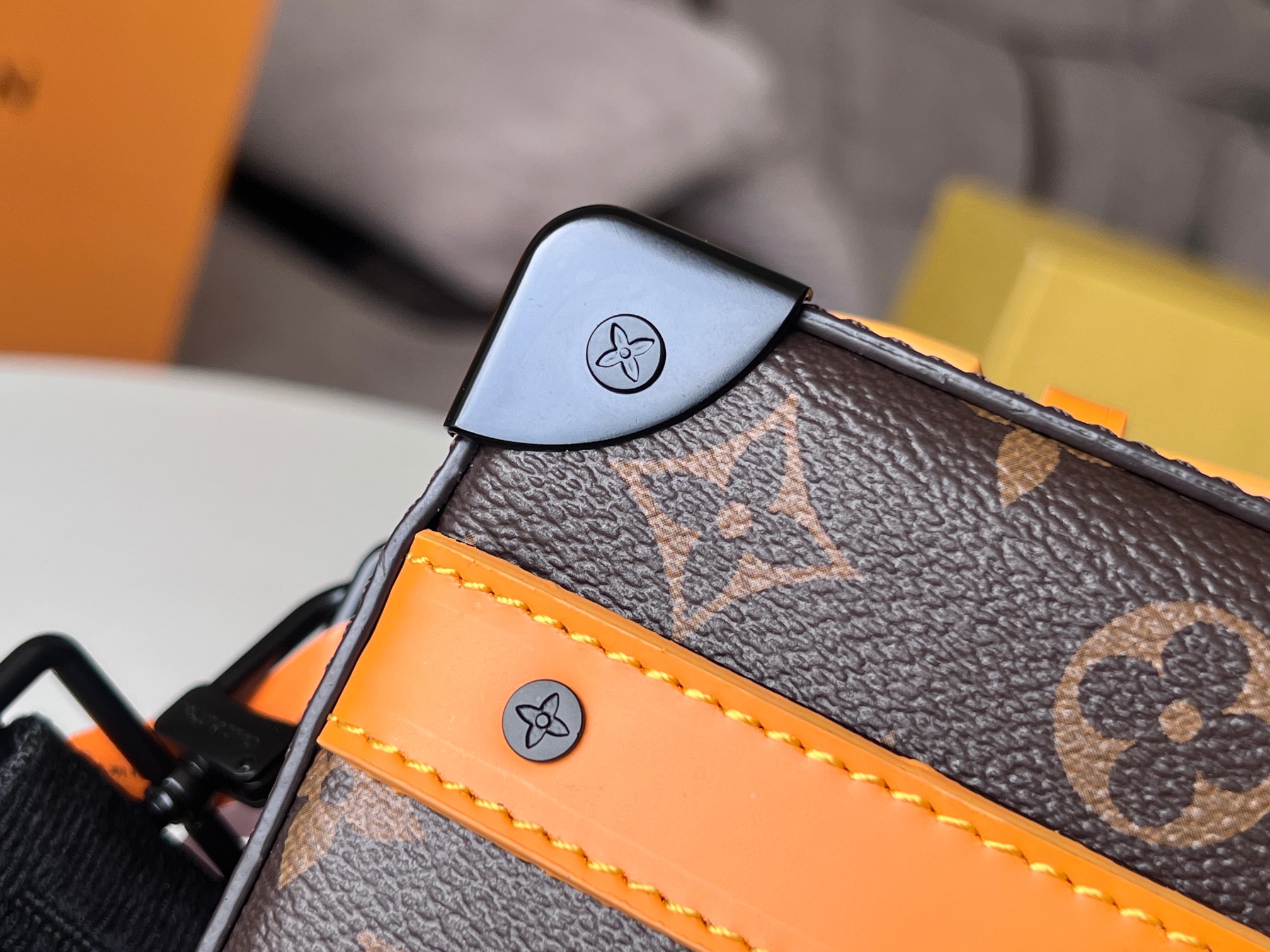 NO:201028,Model M46689 Handle Soft Trunk Handbag More details...,LV [top original list],louis vuitton19860909型号M46689本款 Handle Soft Trunk 手袋更多细节……,LV【顶级原单】,louis vuitton,Bag