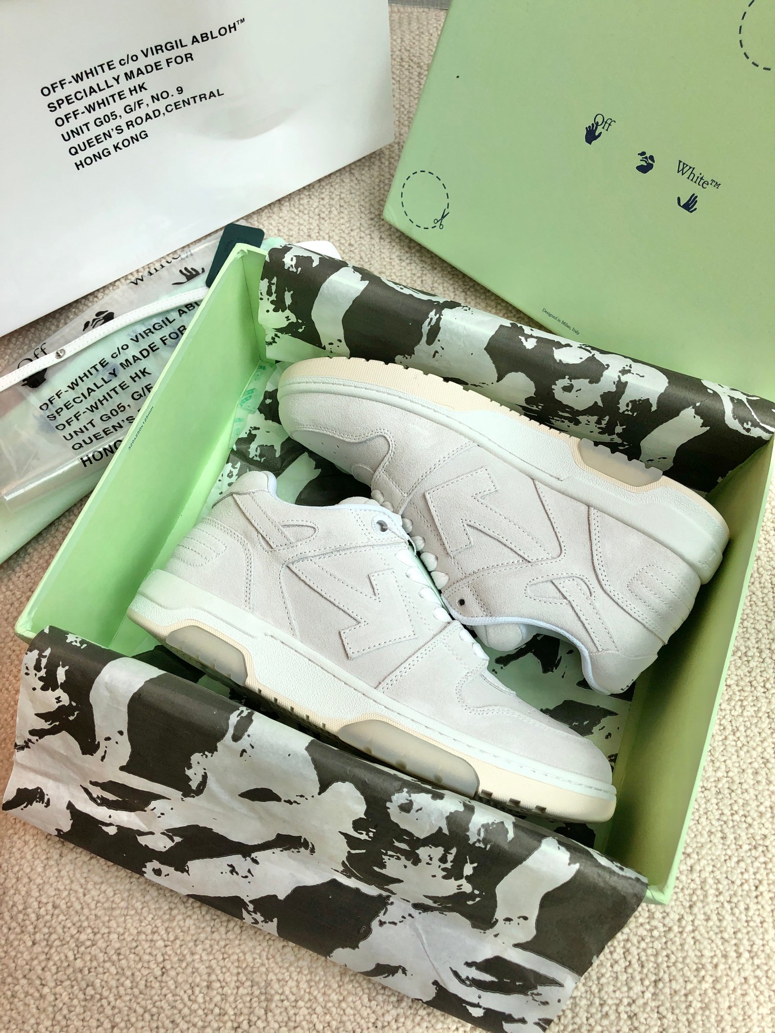 NO:817412,OFF WHITE Couple's model This model is white suede and can be distressed or not. Women's model 35-70 Men's model 38-75P The latest spring model is released. The highest quality version of the 'Out of office' series on the market is original molding, original lasting, and the production process is 1:1 original OFF GRAY WHITE OW  The only choice for more and more celebrities and Internet celebrities is to change classics and innovate in the trend to break away from the shackles of the design. Although it is not the origin of fashion design, it is definitely a shining dark horse in avant-garde design. It does not follow the trend and is not universal. The first layer of fabric is cowhide. The lining is imported skin-friendly and environmentally friendly polyester mesh. The original mold-opening high-elastic environmentally friendly molding pad for the foot. The midsole is made by the original lasting process.  The outsole is an original molded rubber outsole (never yellowing) with a super correct shape, bright color and strong three-dimensional effect. The packaging official website synchronizes a full set of packaging (branded handbag, branded paper, certificate, branded cloth bag). Note: 3D craftsmanship of the shoe body adds 50 yuan. Leather buckle adds 45 yuan, casual shoes/sports shoes, off white, sneakers, cowhide19860909OFF WHITE情侣款 此款是白色反绒可做旧可不做旧 女款35-70 男款38-75P 最新春款发布市场最高品质版本“Out of office”系列原版开模,原版套楦,制作工艺1:1原版OFF GREY WHITE OW 越来越多明星网红的不二选择在经典上变化在潮流中创新争脱束缚甩开烂大街的设计虽算不上是时尚设计的鼻祖但绝对是先锋设计中的一匹闪亮黑马不随波逐流不普世之美 面料头层牛皮 里料进口亲肤环保涤纶网布 垫脚原版开模高弹环保成型垫 中底原版套楦工艺制作 大底原版开模橡胶大底（永不发黄变型）版型超正,色泽鲜明,立体感强 包装官网同步全套包装（品牌手提袋,品牌包纸,合格证,品牌布袋） 备注鞋身3D工艺加50  皮扣另加45元,休闲鞋/运动鞋,off white,sneakers,cowhide,Women's Shoes