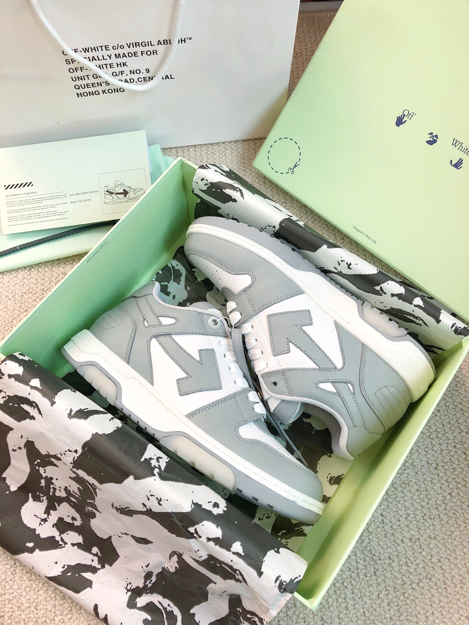 NO:817411,OFF WHITE couple model, women's model 35-70, men's model 38-75P, the latest spring model released, the highest quality version of the 'Out of office' series on the market, original mold opening, original last, production technology 1:1 original OFF GRAY WHITE OW  The only choice for more and more celebrities and Internet celebrities is to change classics and innovate in the trend to break away from the shackles of the design. Although it is not the origin of fashion design, it is definitely a shining dark horse in avant-garde design. It does not follow the trend and is not universal. The first layer of fabric is cowhide. The lining is imported skin-friendly and environmentally friendly polyester mesh. The original mold-opening high-elastic environmentally friendly molding pad for the foot. The midsole is made by the original lasting process.  The outsole is an original molded rubber outsole (never yellowing) with a super correct shape, bright color and strong three-dimensional effect. The packaging official website synchronizes a full set of packaging (branded handbag, branded paper, certificate, branded cloth bag). Note: 3D craftsmanship of the shoe body adds 50 yuan. Leather buckle adds 45 yuan, casual shoes/sports shoes, off white, sneakers, cowhide19860909OFF WHITE情侣款 女款35-70 男款38-75P 最新春款发布市场最高品质版本“Out of office”系列原版开模,原版套楦,制作工艺1:1原版OFF GREY WHITE OW 越来越多明星网红的不二选择在经典上变化在潮流中创新争脱束缚甩开烂大街的设计虽算不上是时尚设计的鼻祖但绝对是先锋设计中的一匹闪亮黑马不随波逐流不普世之美 面料头层牛皮 里料进口亲肤环保涤纶网布 垫脚原版开模高弹环保成型垫 中底原版套楦工艺制作 大底原版开模橡胶大底（永不发黄变型）版型超正,色泽鲜明,立体感强 包装官网同步全套包装（品牌手提袋,品牌包纸,合格证,品牌布袋） 备注鞋身3D工艺加50  皮扣另加45元,休闲鞋/运动鞋,off white,sneakers,cowhide,Women's Shoes