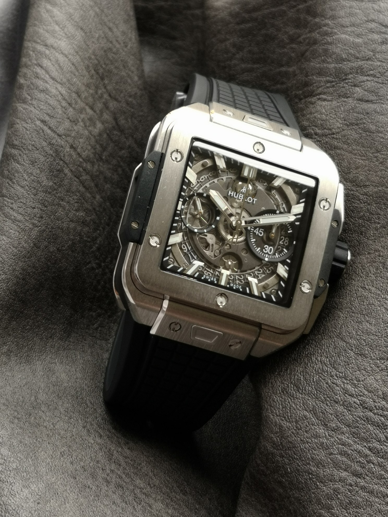 El nuevo trabajo principal de BBF HUBLOT se enorgullece de lanzar el nuevo reloj SQUARE BANG UNICO. La explos…
