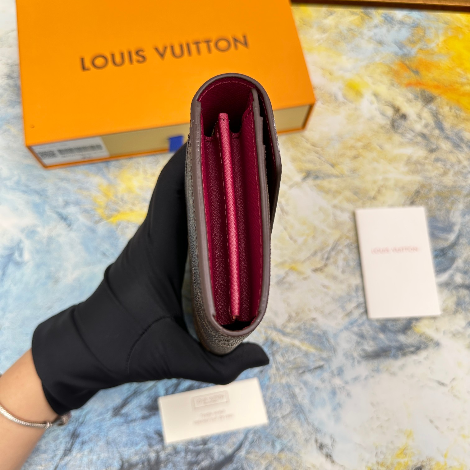 エレガントなモノグラム帆布製信封式財布