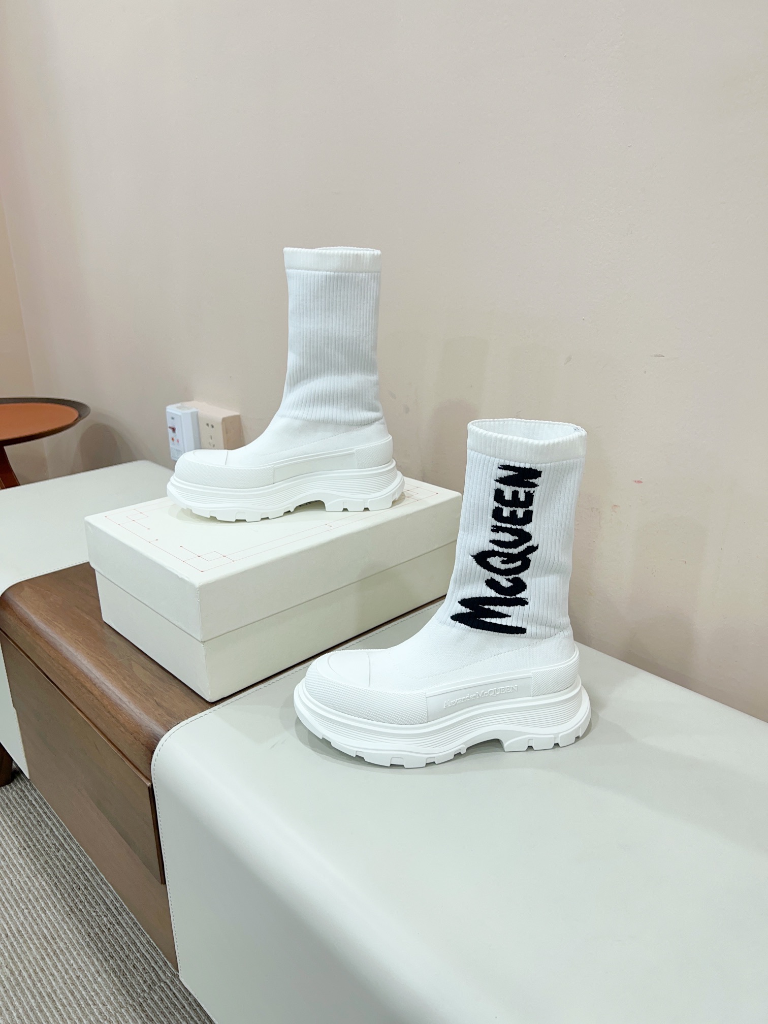 Alexander McQueen 2023 Weasel Boots: Certified, Stylish, and Versatile - 图片 4