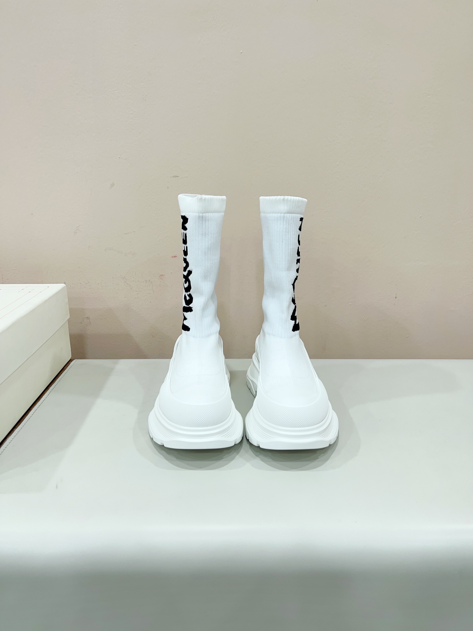 Alexander McQueen 2023 Weasel Boots: Certified, Stylish, and Versatile - 图片 2