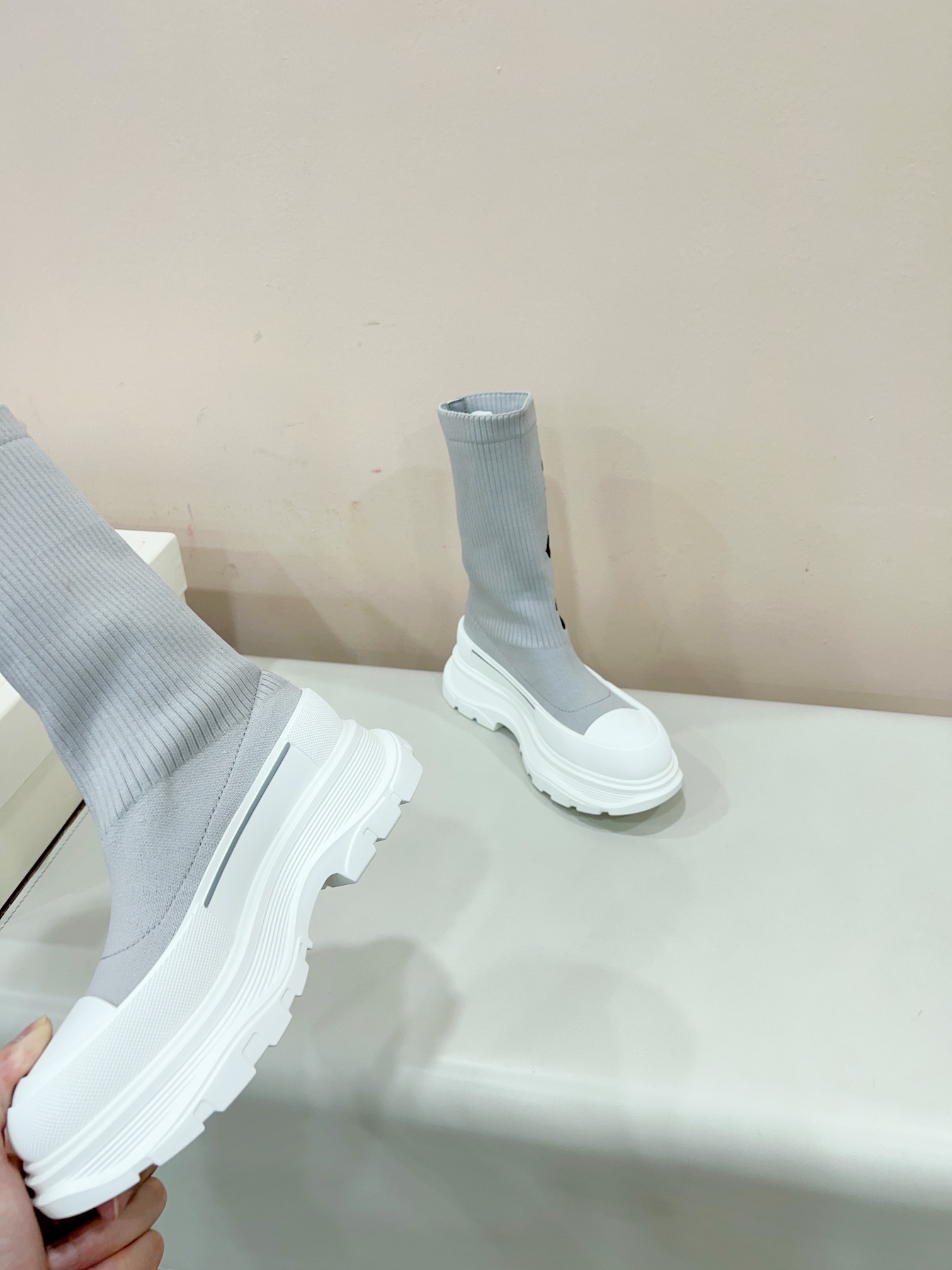 MCQueen 2023s Weasel Boots: High-Impact Fashion Sneakers for Weight Loss - 图片 7