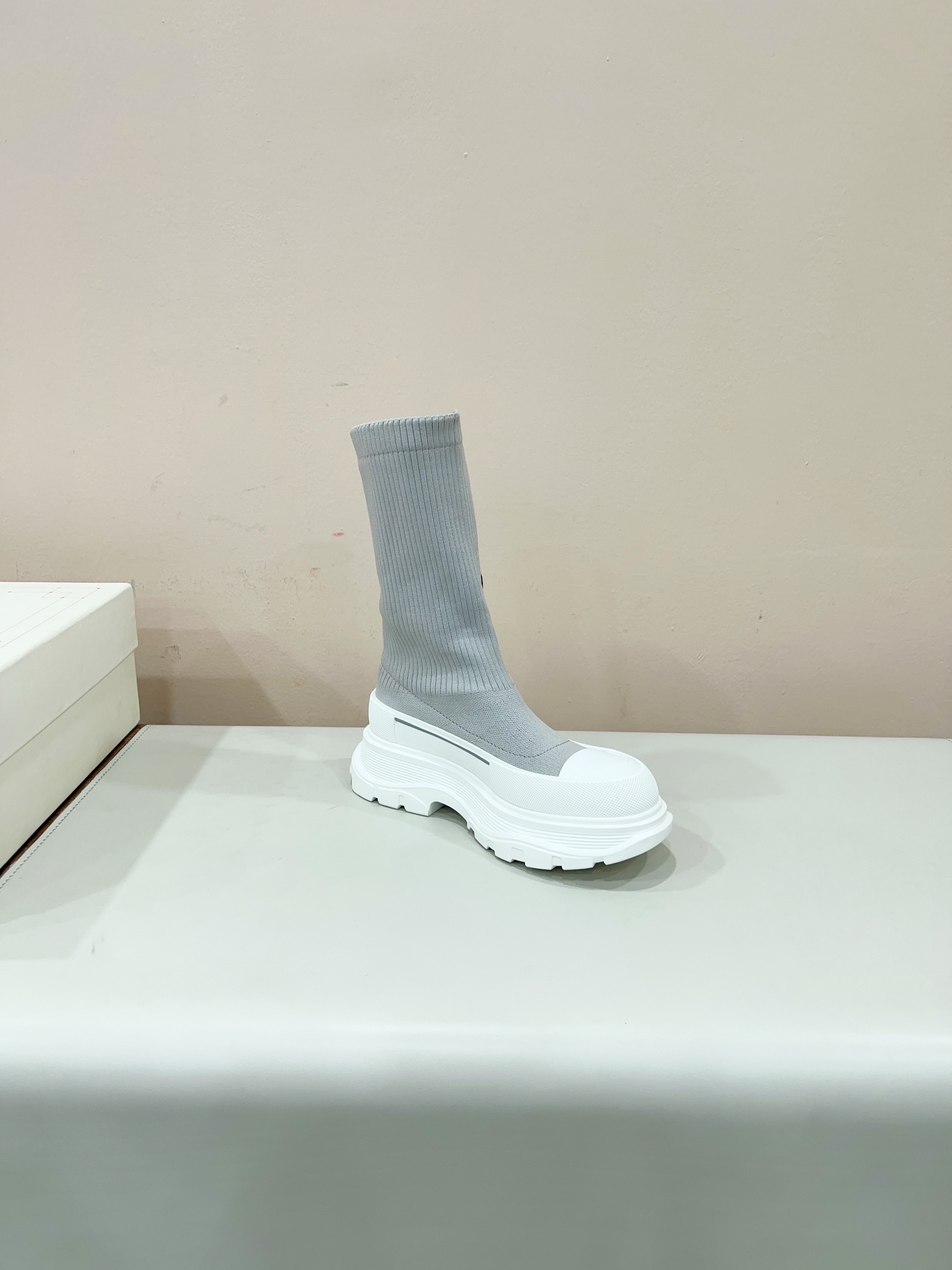 MCQueen 2023s Weasel Boots: High-Impact Fashion Sneakers for Weight Loss - 图片 6