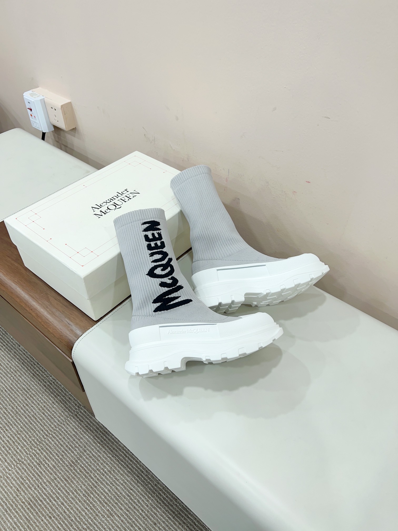 MCQueen 2023s Weasel Boots: High-Impact Fashion Sneakers for Weight Loss - 图片 3