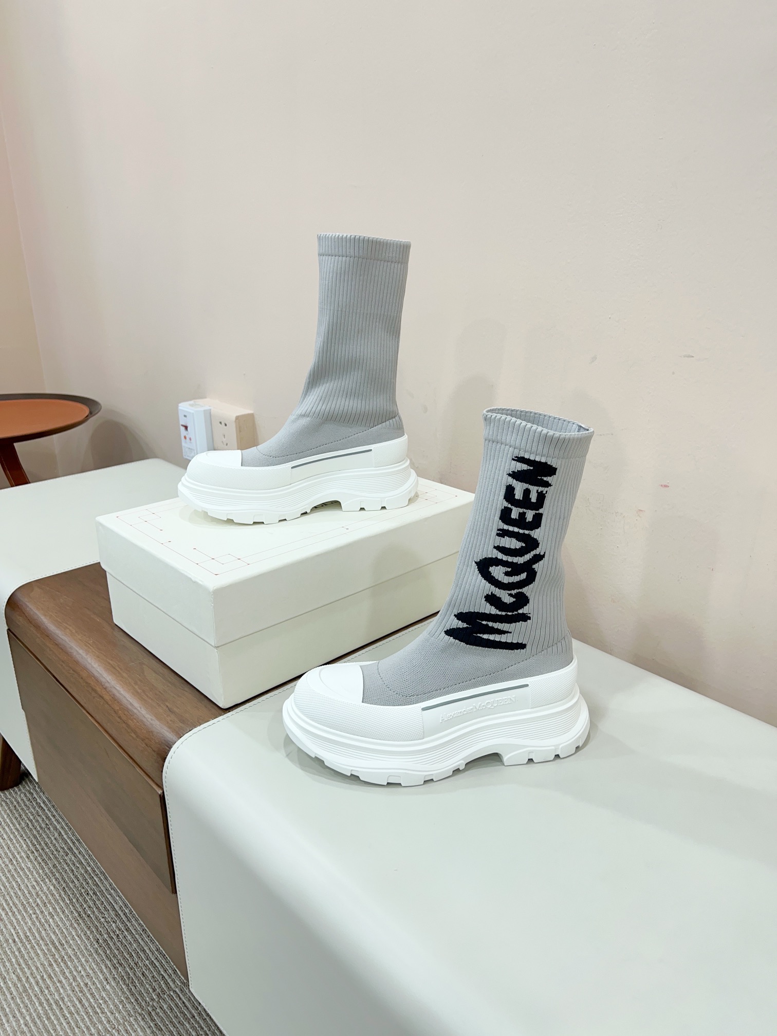 MCQueen 2023s Weasel Boots: High-Impact Fashion Sneakers for Weight Loss - 图片 4