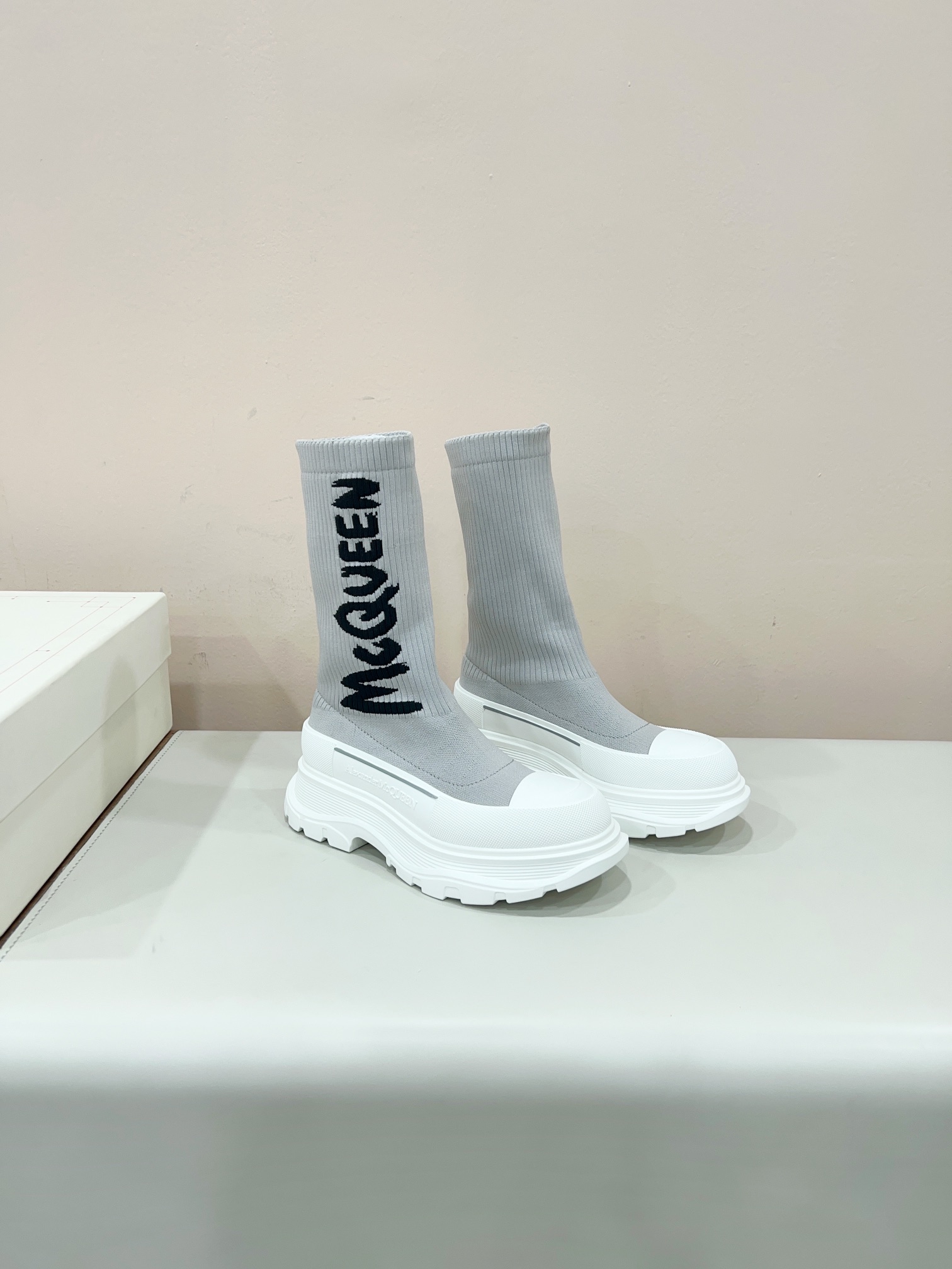 MCQueen 2023s Weasel Boots: High-Impact Fashion Sneakers for Weight Loss - 图片 5