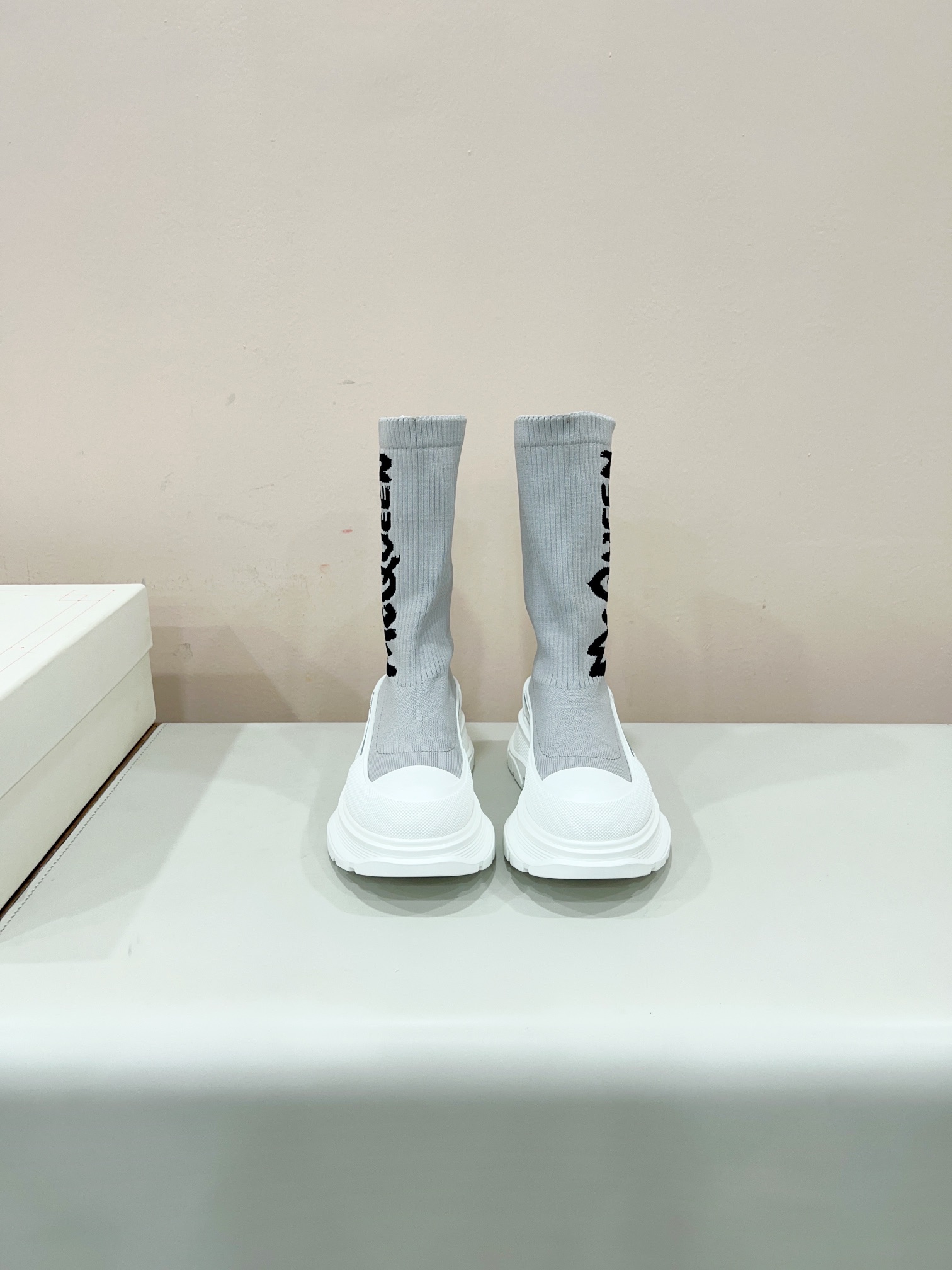 MCQueen 2023s Weasel Boots: High-Impact Fashion Sneakers for Weight Loss - 图片 2