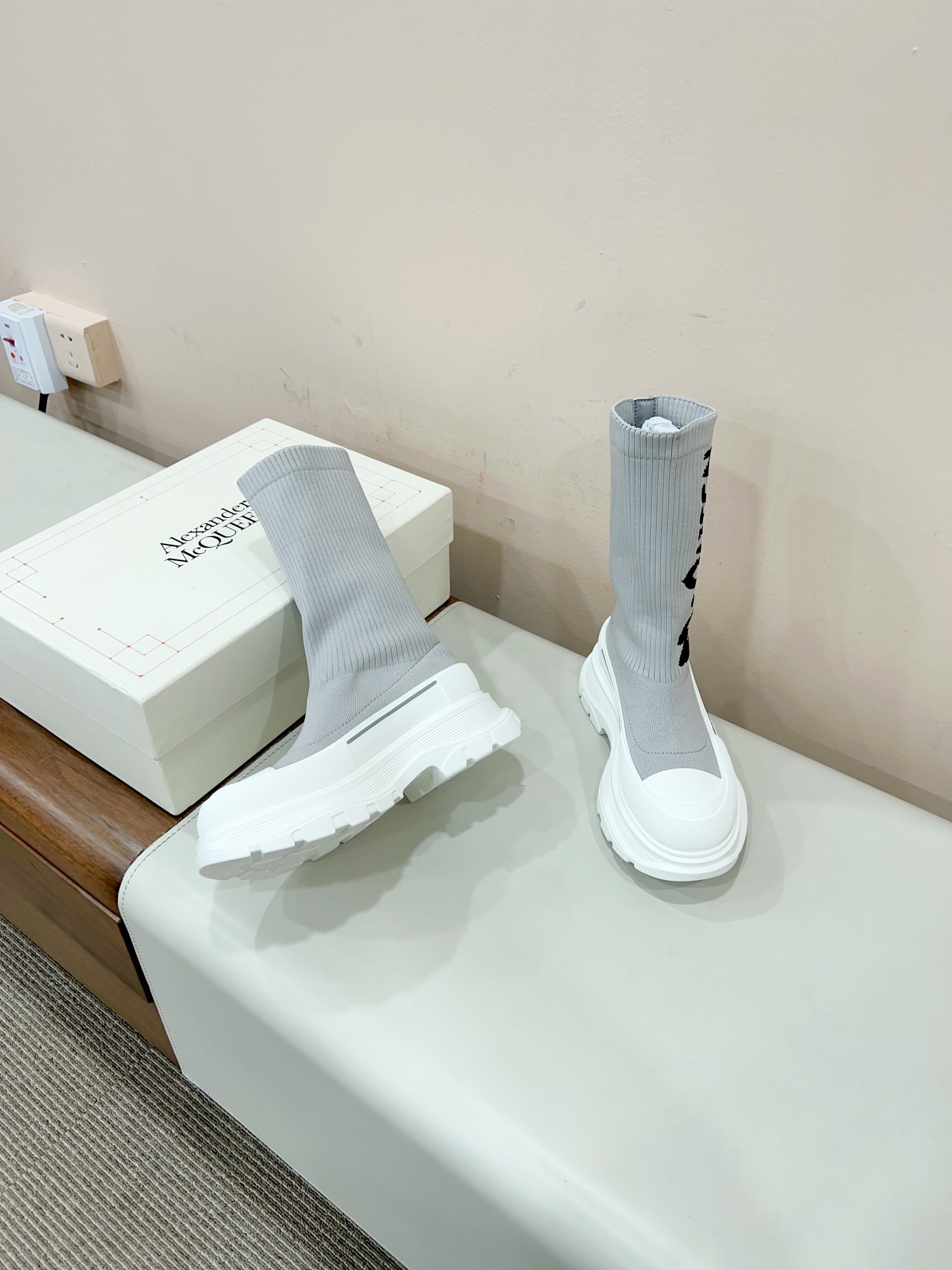 MCQueen 2023s Weasel Boots: High-Impact Fashion Sneakers for Weight Loss - 图片 8