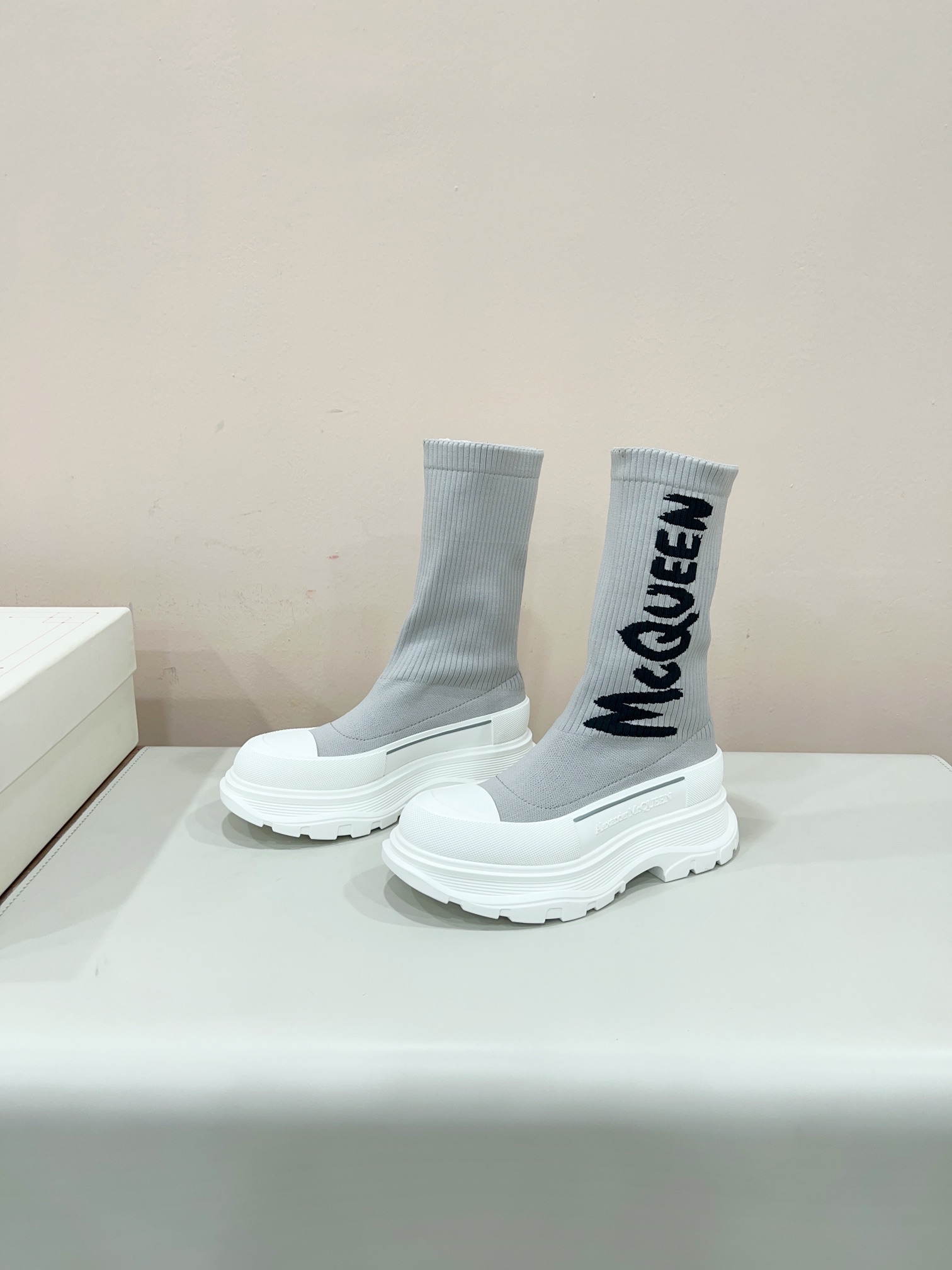 MCQueen 2023s Weasel Boots: High-Impact Fashion Sneakers for Weight Loss